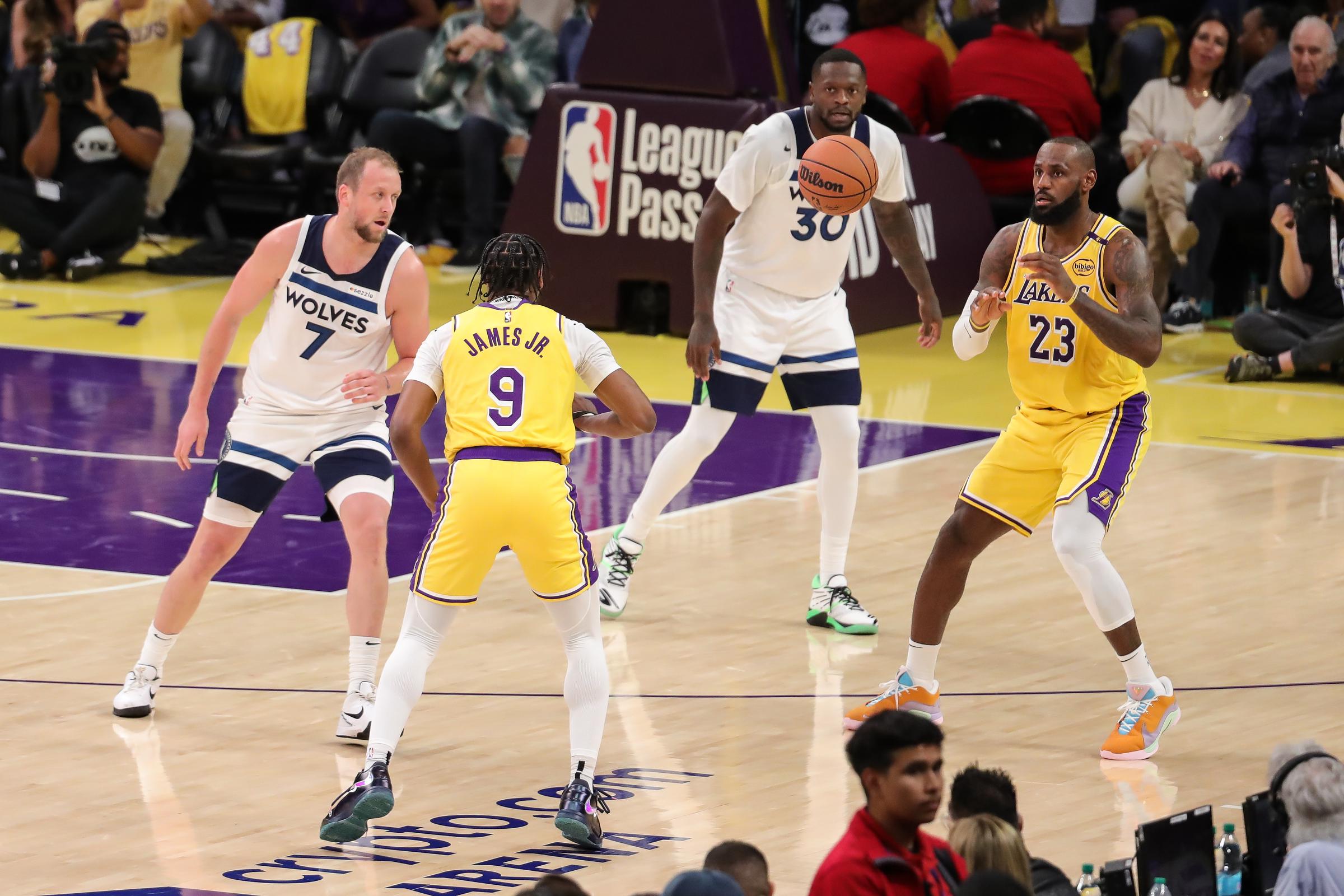 LeBron y Bronny James durante el partido entre Minnesota Timberwolves y Los Angeles Lakers el 22 de octubre de 2024, en el Crypto.com Arena de Los Angeles, California | Fuente: Getty Images