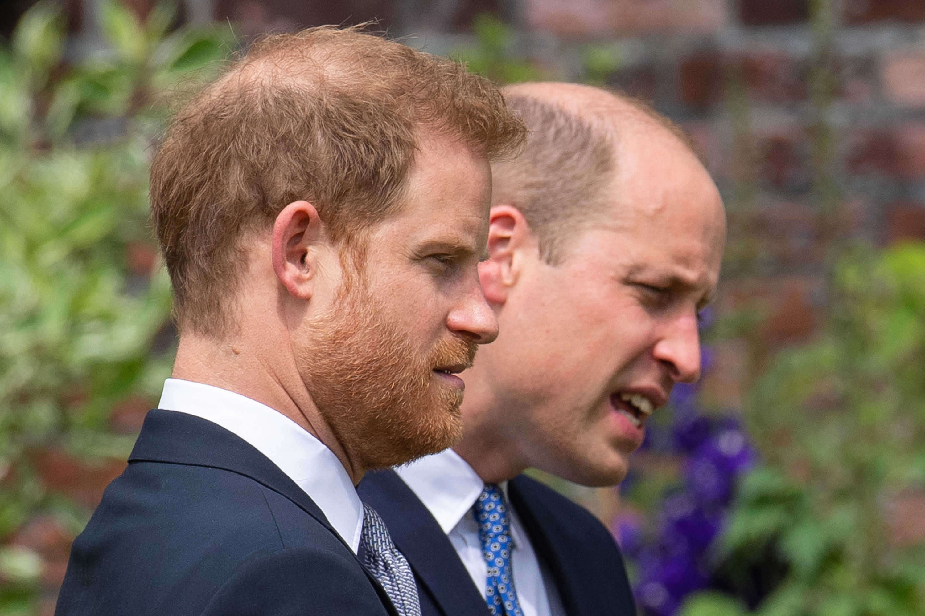 El príncipe Harry y el príncipe William durante la inauguración de una estatua que encargaron de su difunta madre, la princesa Diana, en Londres, Inglaterra, el 1 de julio de 2021 | Fuente: Getty Images