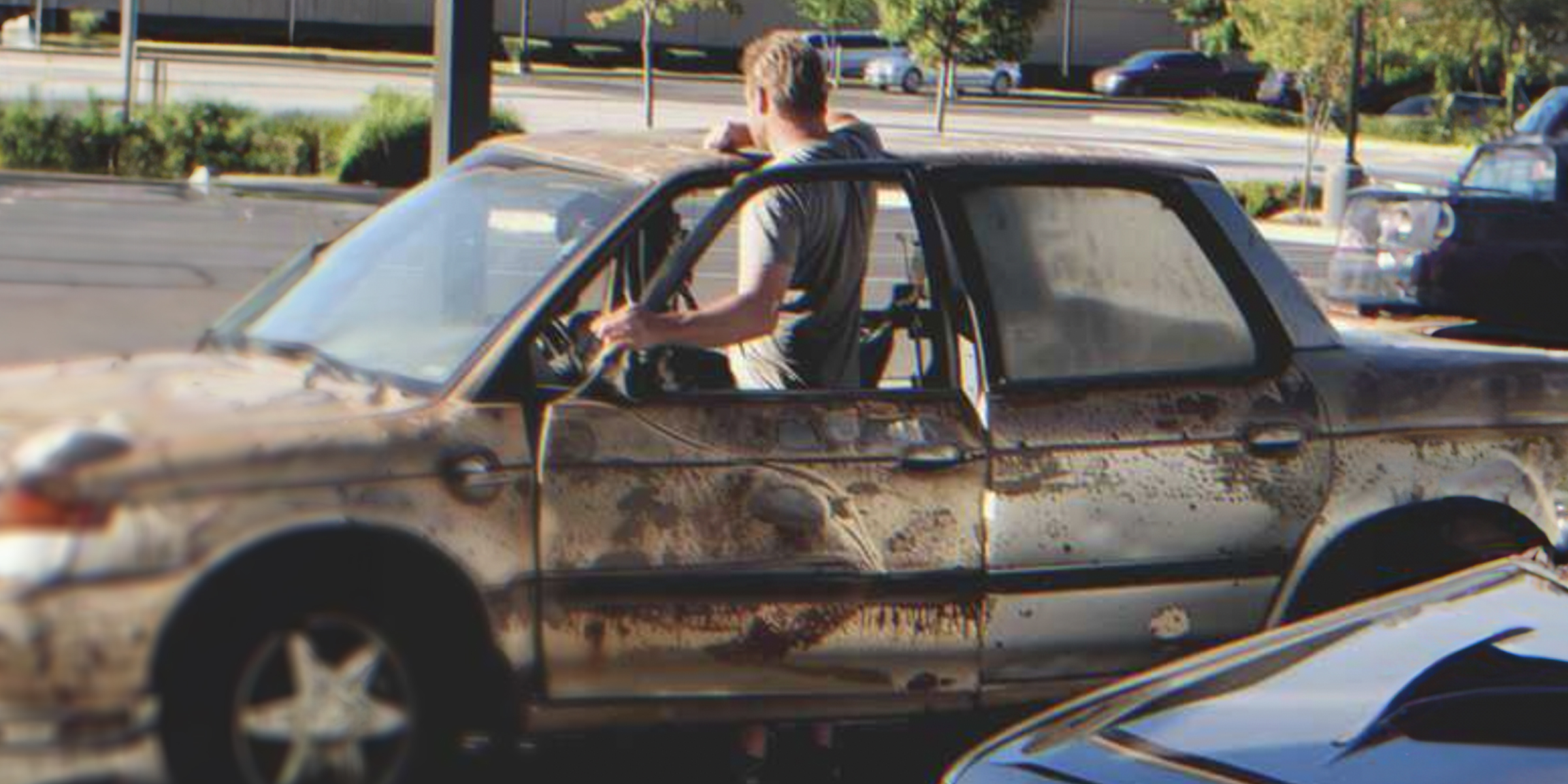 Un hombre subiendo a un coche destartalado | Fuente: AmoMama