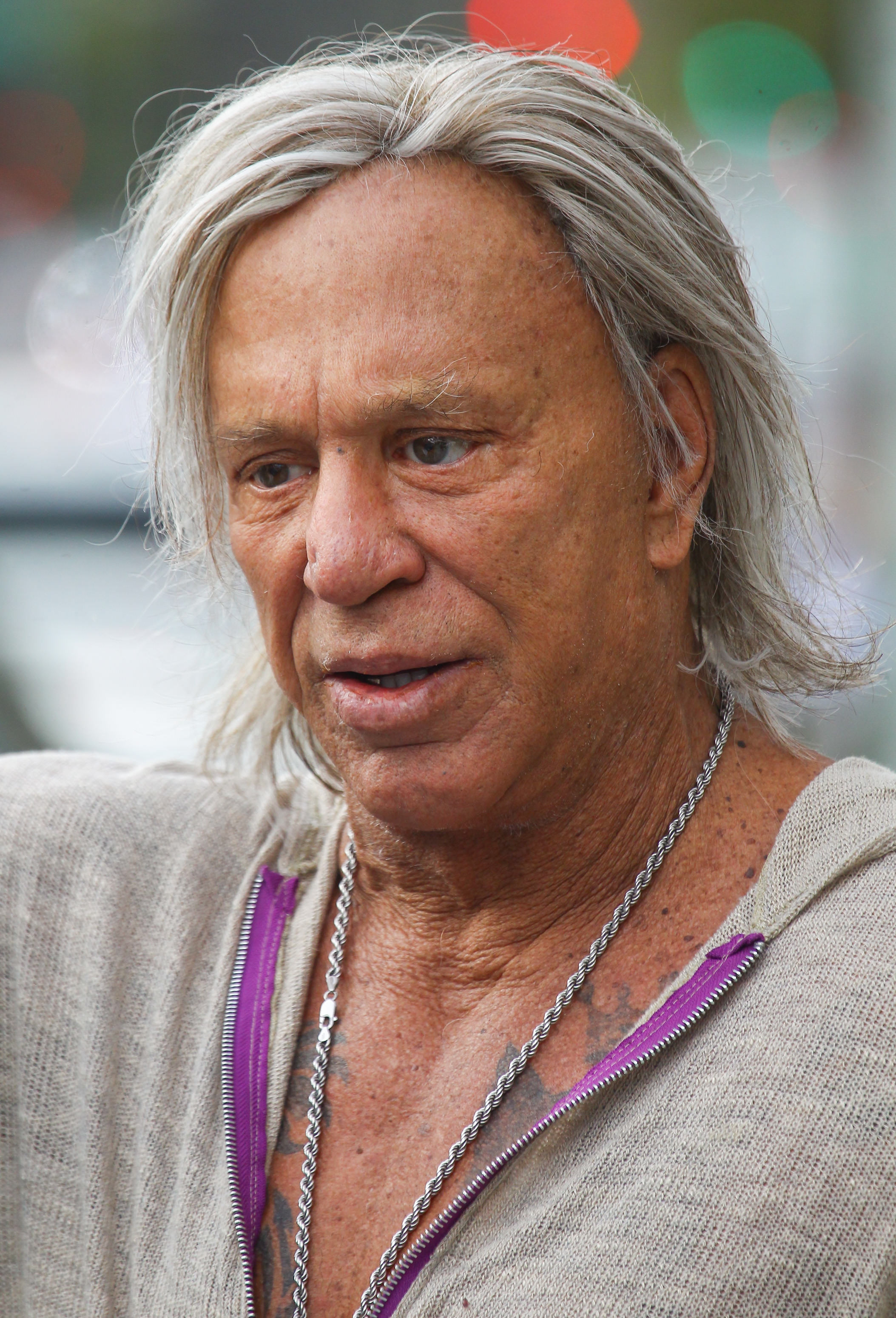 Mickey Rourke el 28 de noviembre de 2017 en Los Ángeles, California. | Fuente: Getty Images
