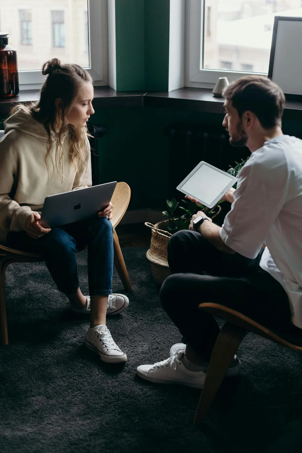 Una pareja hablando mientras trabaja | Fuente: Pexels