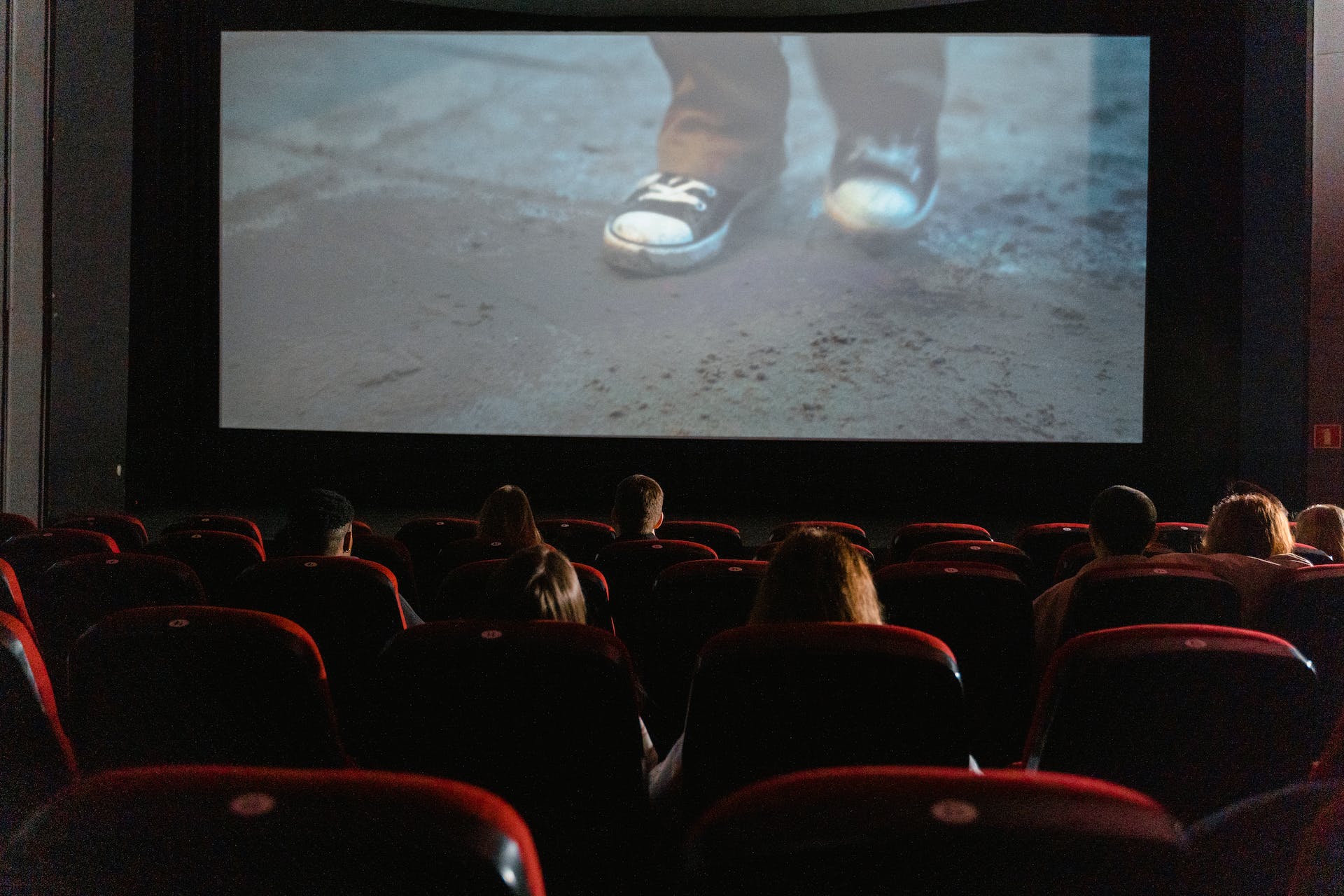 Gente viendo una película en un cine | Fuente: Pexels