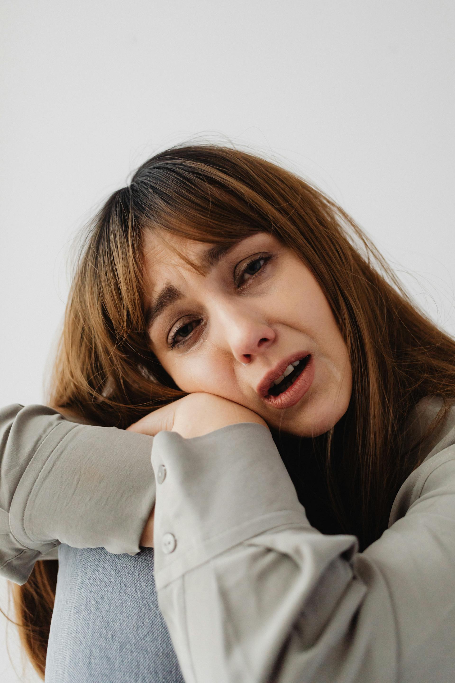 Una mujer angustiada hablando con alguien | Fuente: Pexels