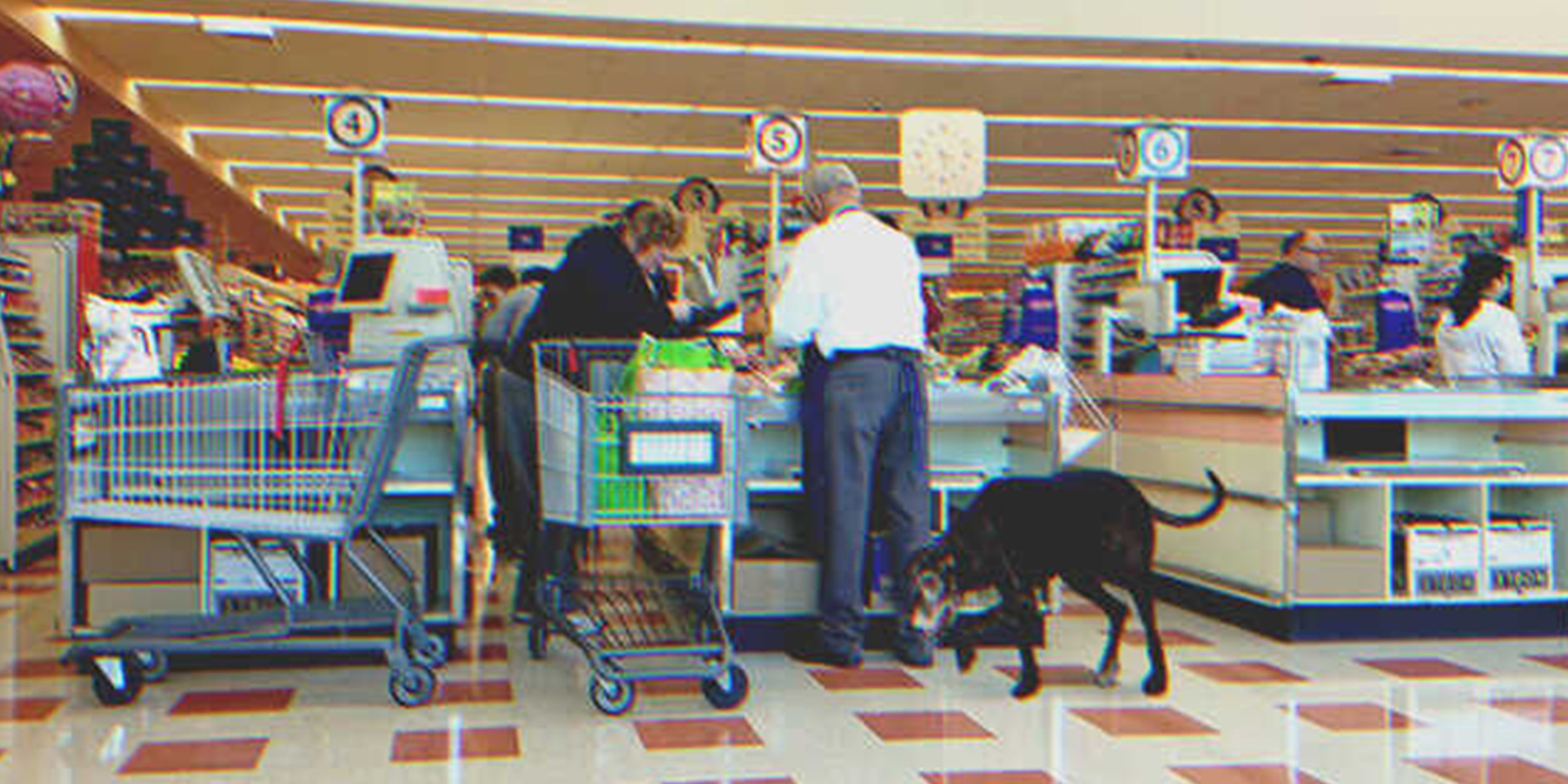 Un hombre y su perro en la fila del supermercado | Foto: Shutterstock
