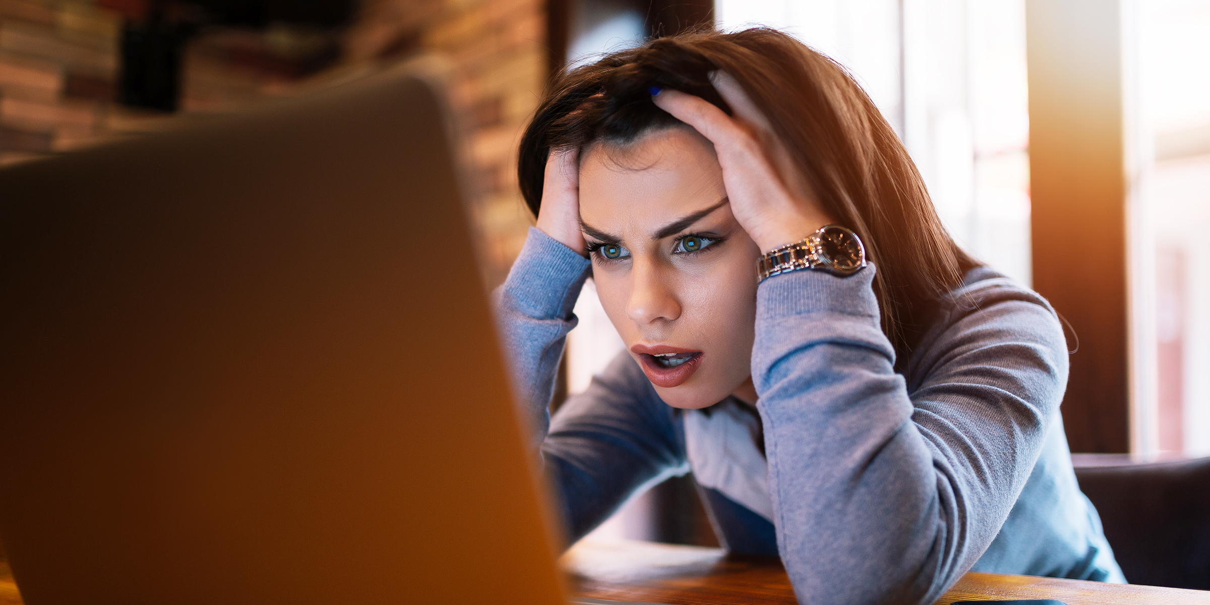 Mujer frente a una portátil | Fuente: Shutterstock