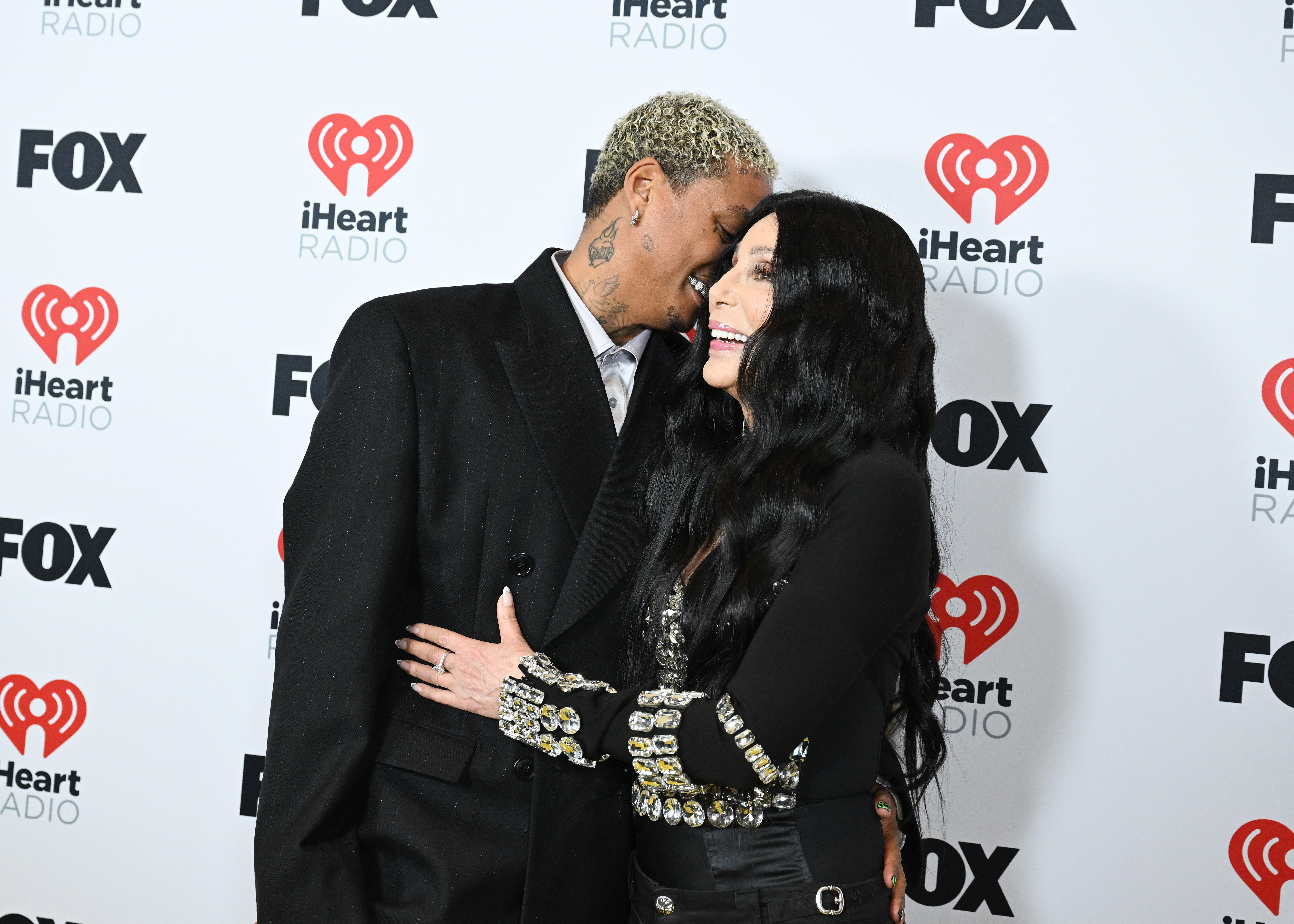 Alexander "AE" Edwards comparte un dulce momento con Cher en los 2024 iHeartRadio Music Awards en el Dolby Theatre el 1 de abril de 2024, en Los Ángeles, California. | Fuente: Getty Images