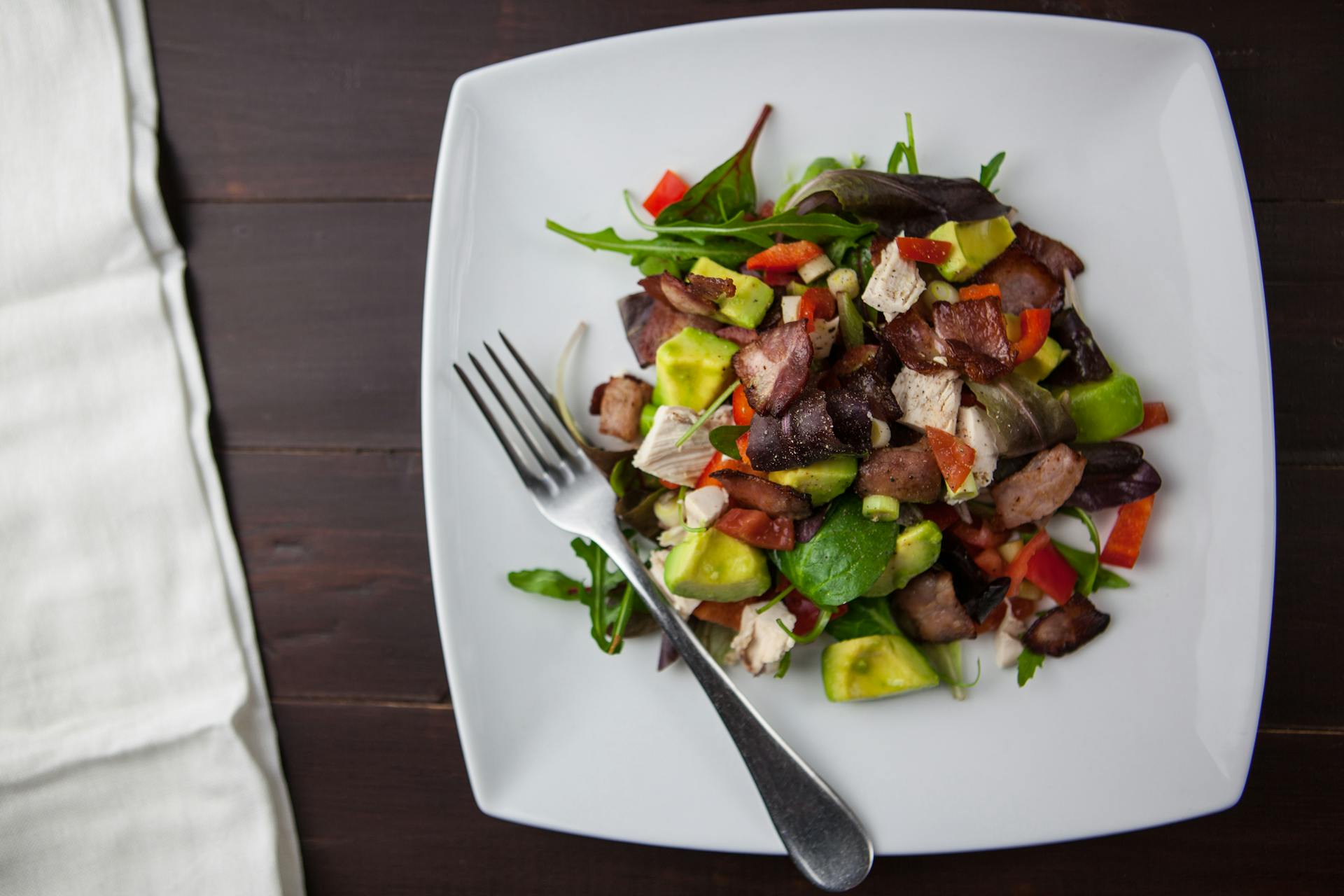 Un tenedor sobre un plato de comida | Fuente: Pexels