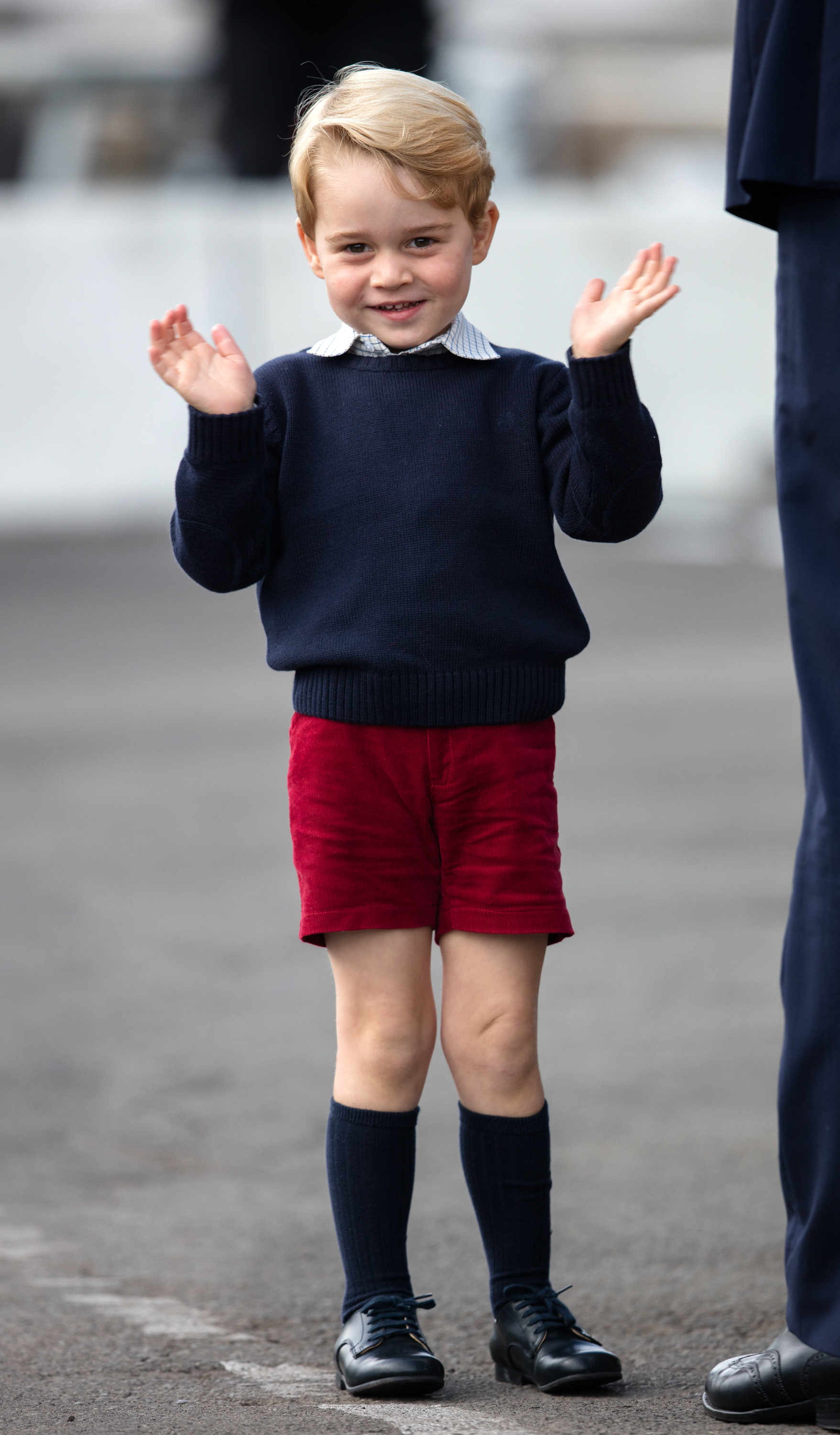 A los 3 años, George saludó con la mano al marcharse de Victoria al final de la gira real de William y Catherine por Canadá el 1 de octubre. Para entonces, las apariciones en el extranjero se habían convertido en otro indicio visible de que el joven príncipe estaba creciendo ante los ojos del público.