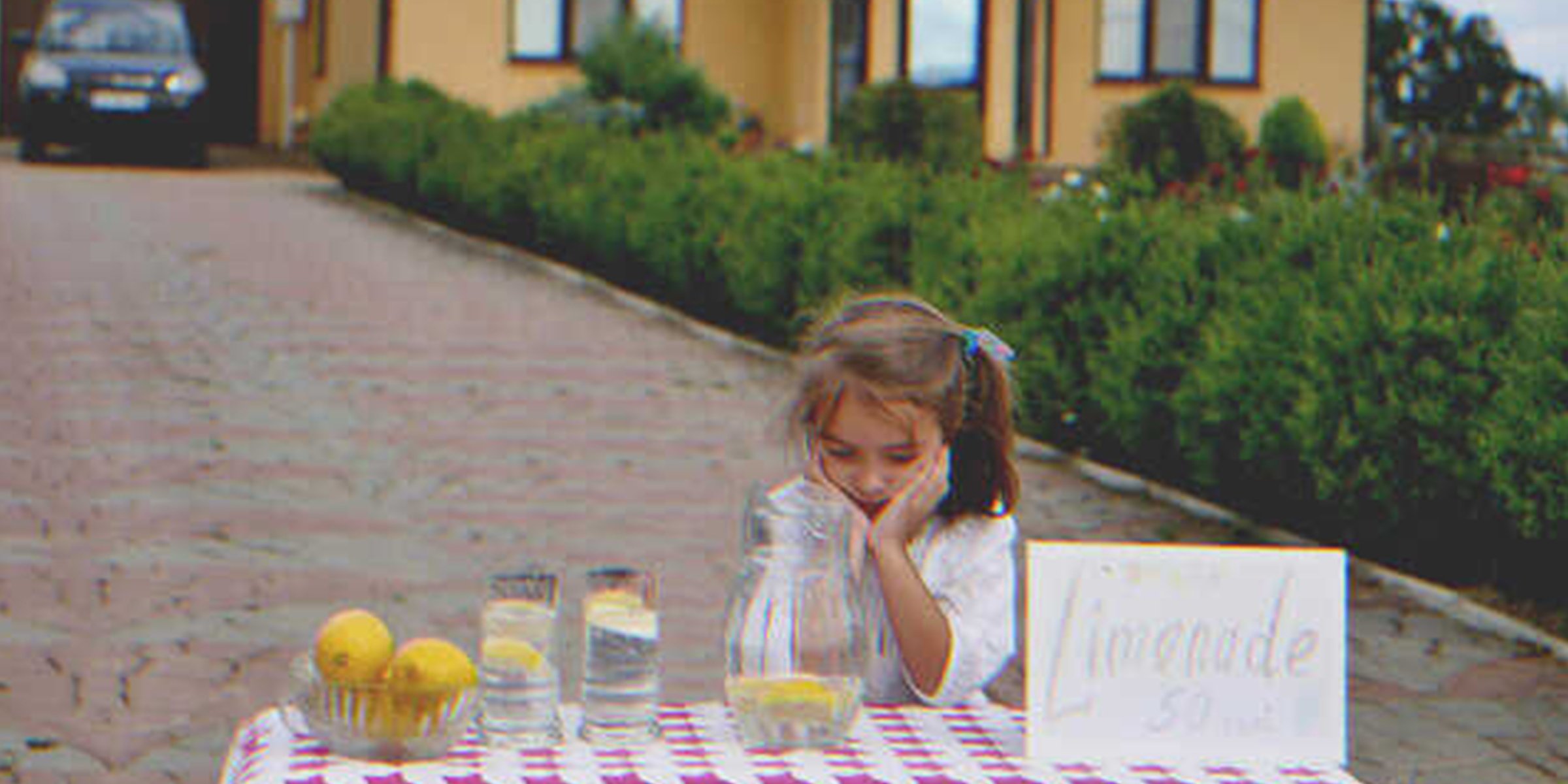 Una niña vendiendo limonada | Foto: Shutterstock