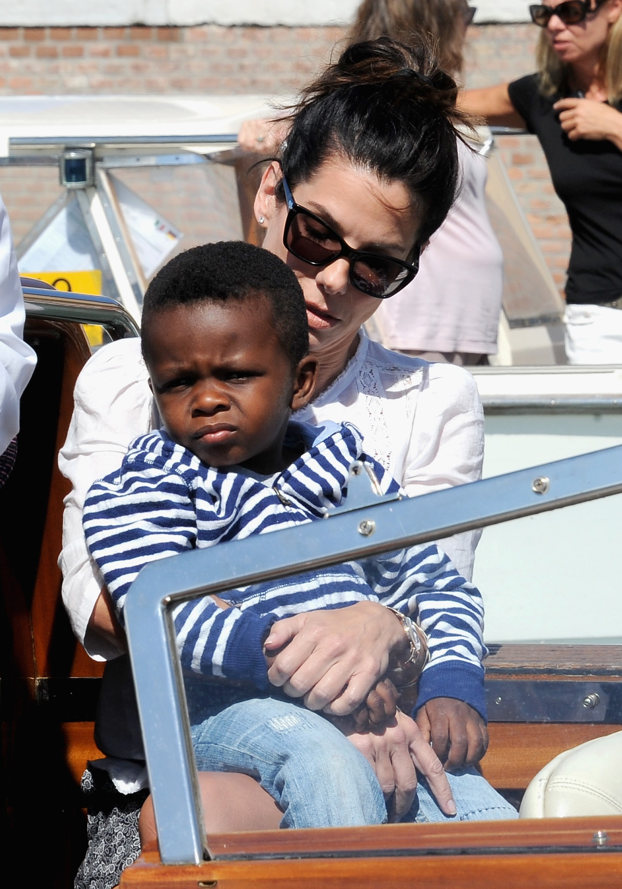 Sandra Bullock y su hijo Louis asisten a la 70ª edición del Festival Internacional de Cine de Venecia el 27 de agosto de 2013, en Venecia, Italia | Fuente: Getty Images