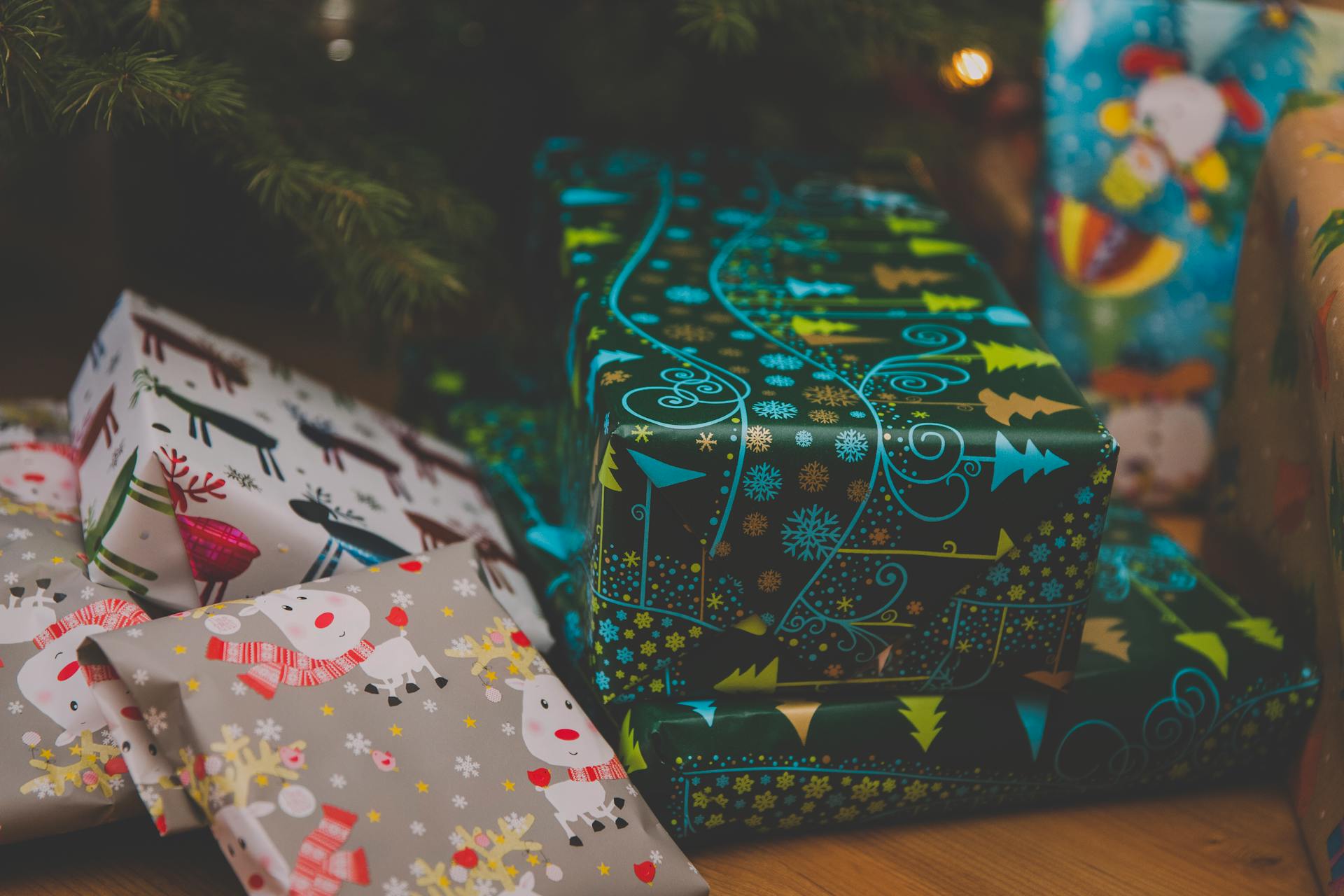 Regalos de Navidad bajo un árbol | Fuente: Pexels