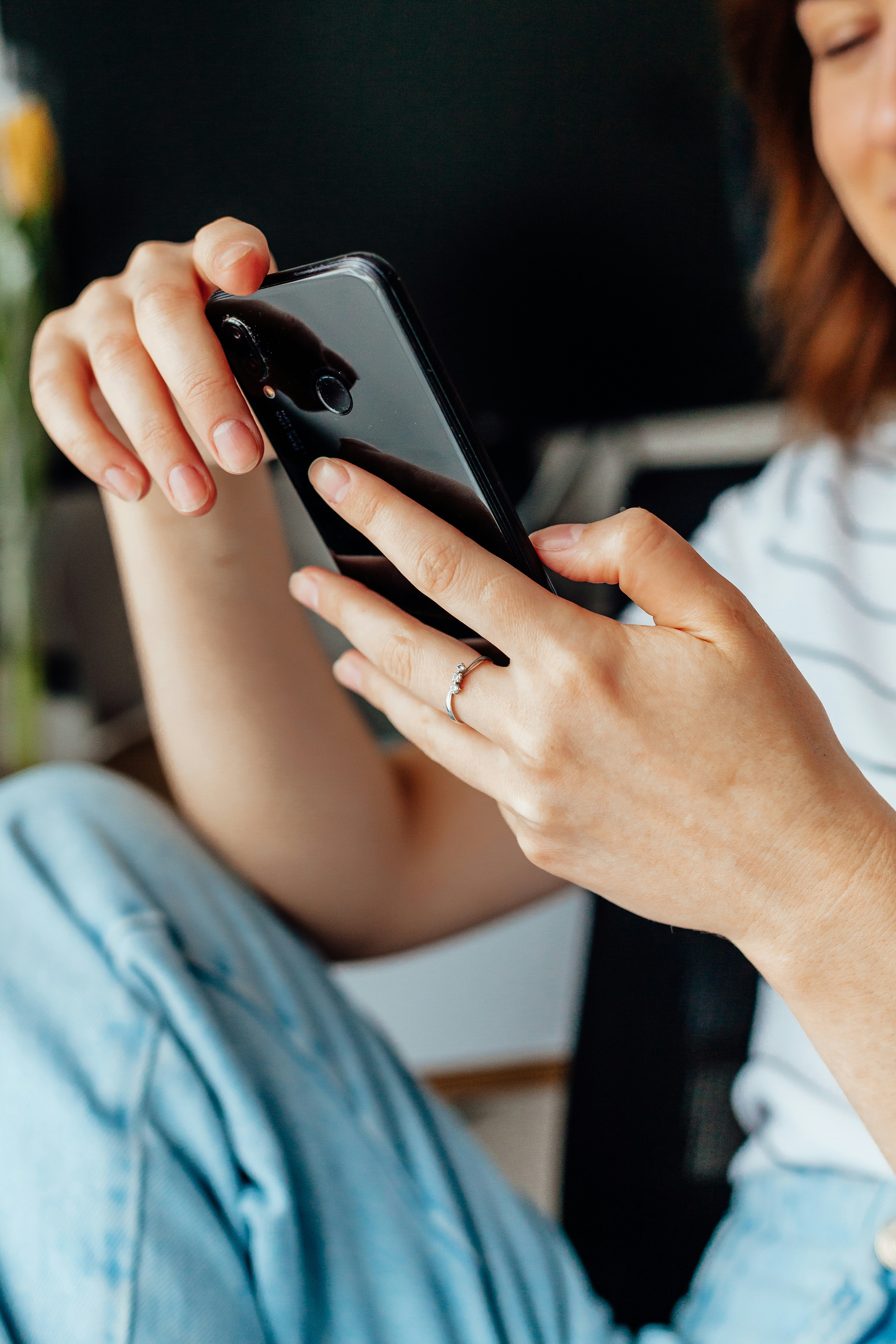 Una mujer usando su teléfono | Fuente: Unsplash