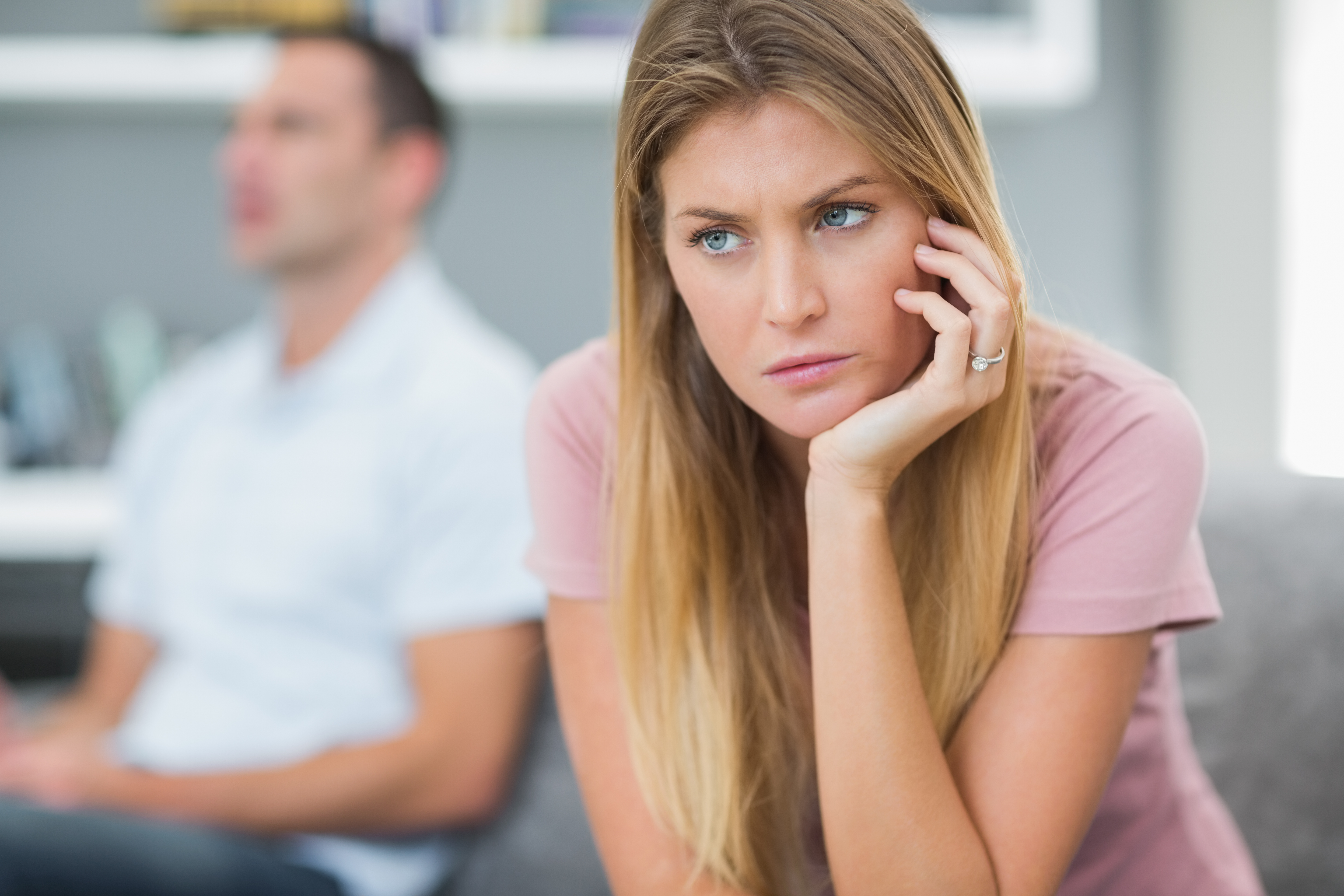 Mujer mirando molesta | Fuente: Shutterstock