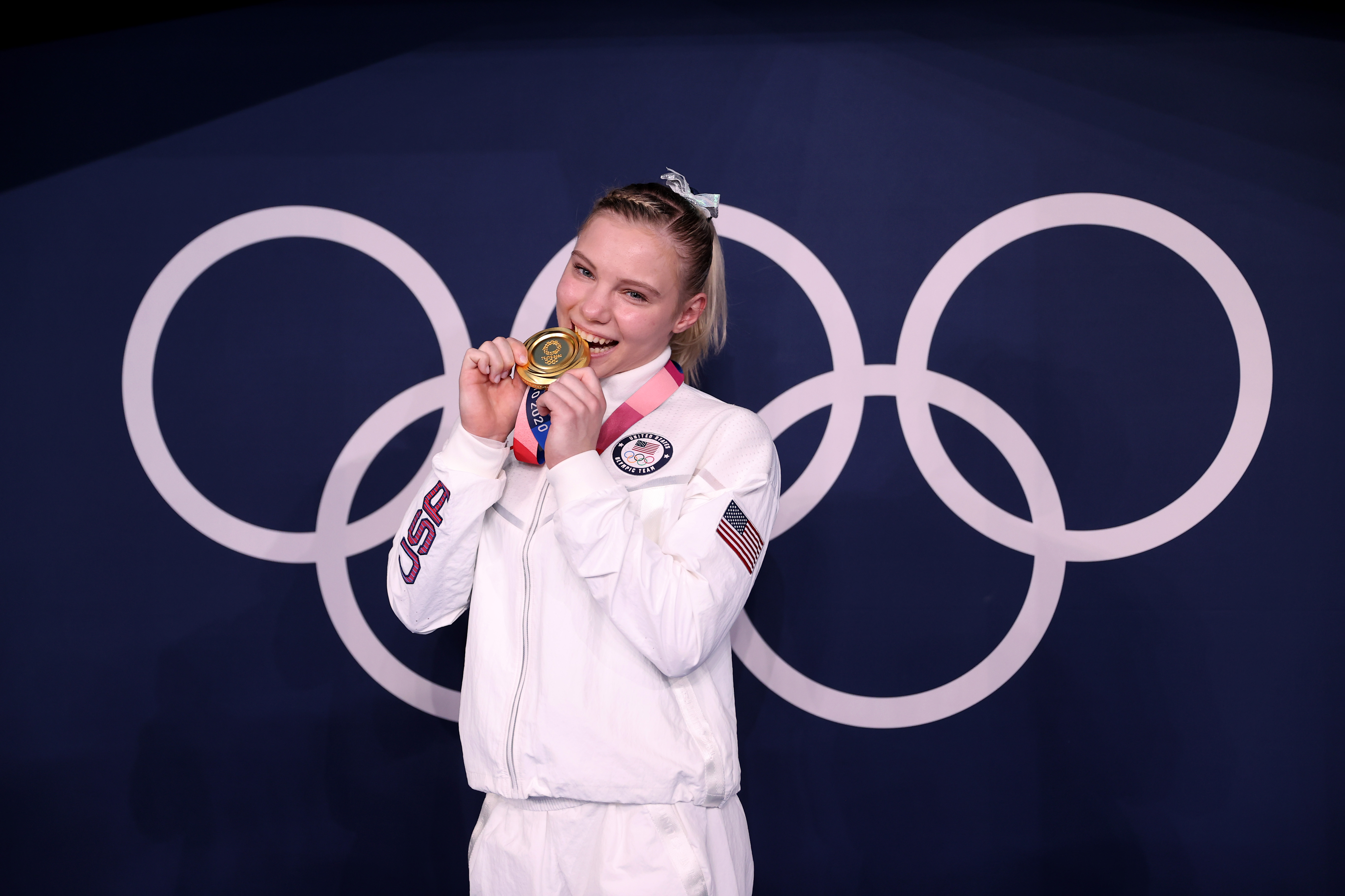 Jade Carey con su medalla de oro tras ganar la final femenina de suelo en la décima jornada de los Juegos Olímpicos de Tokio 2020 en Tokio, Japón, el 2 de agosto de 2021 | Fuente: Getty Images