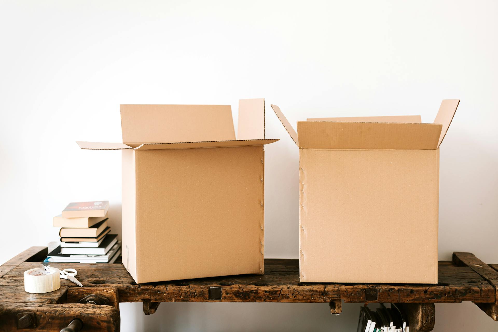 Dos cajas de cartón sobre una mesa | Fuente: Pexels