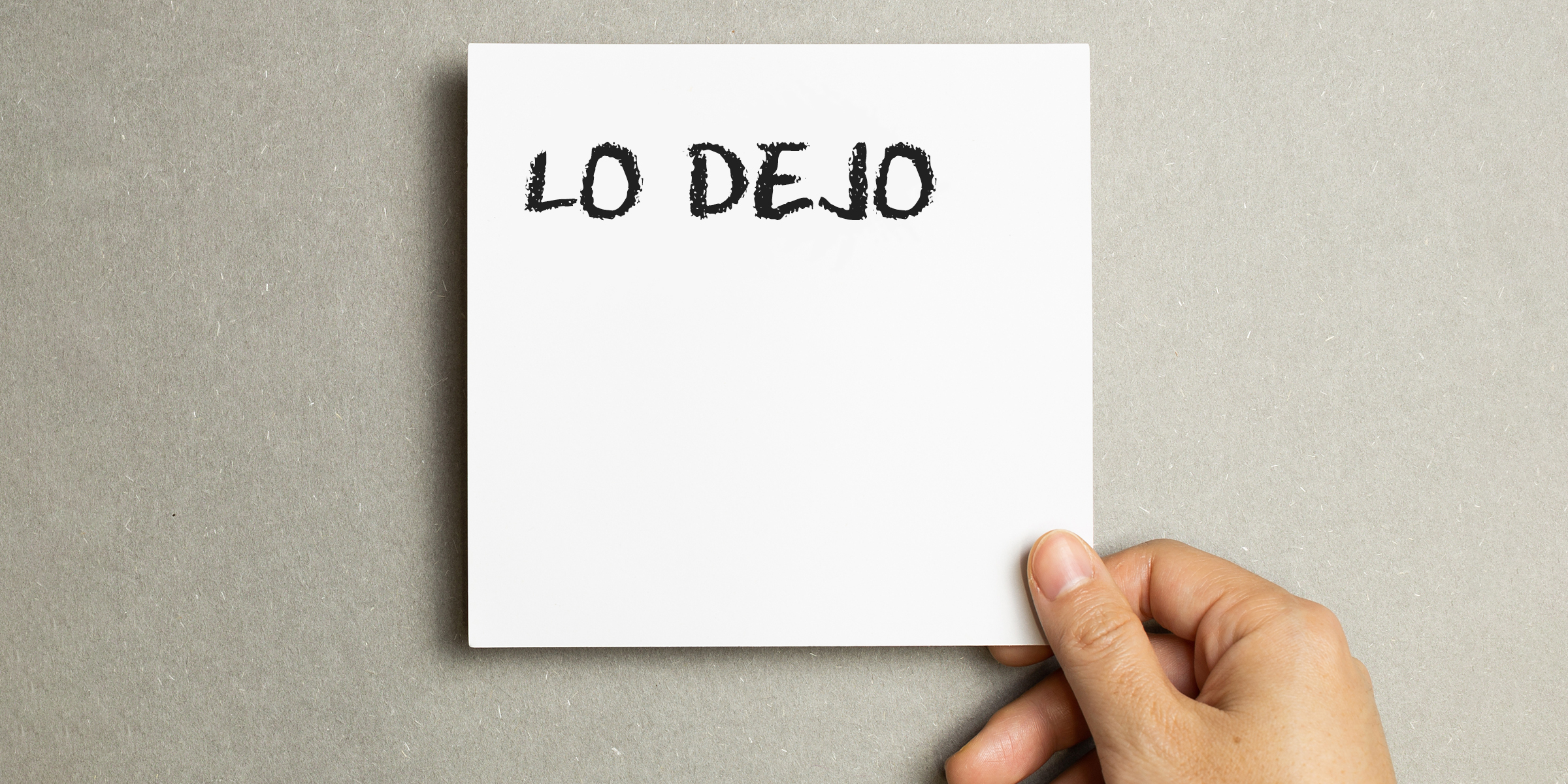 Mano sujeta una nota que dice "Lo dejo" | Fuente: Shutterstock