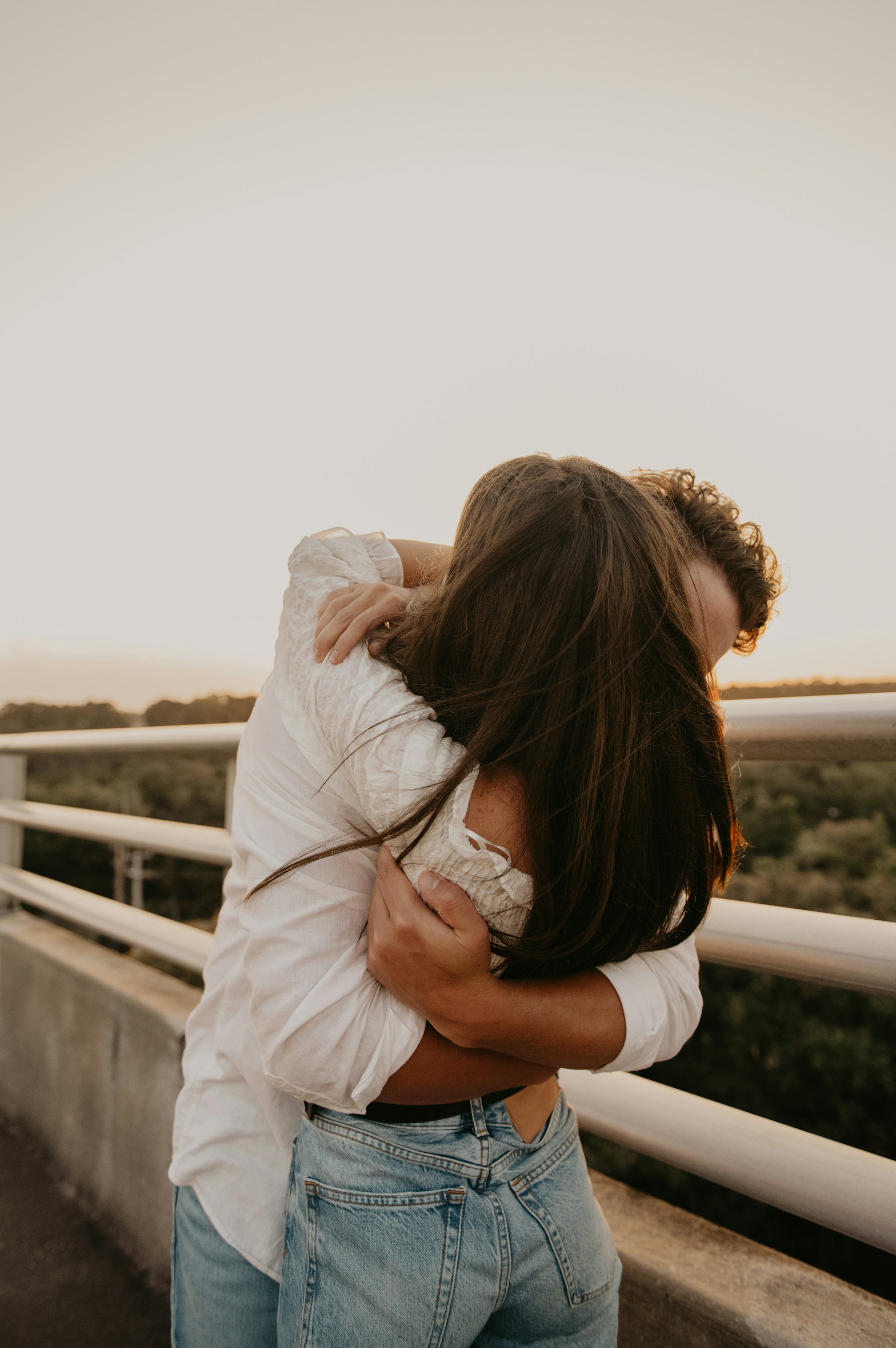 Una pareja abrazándose | Fuente: Unsplash