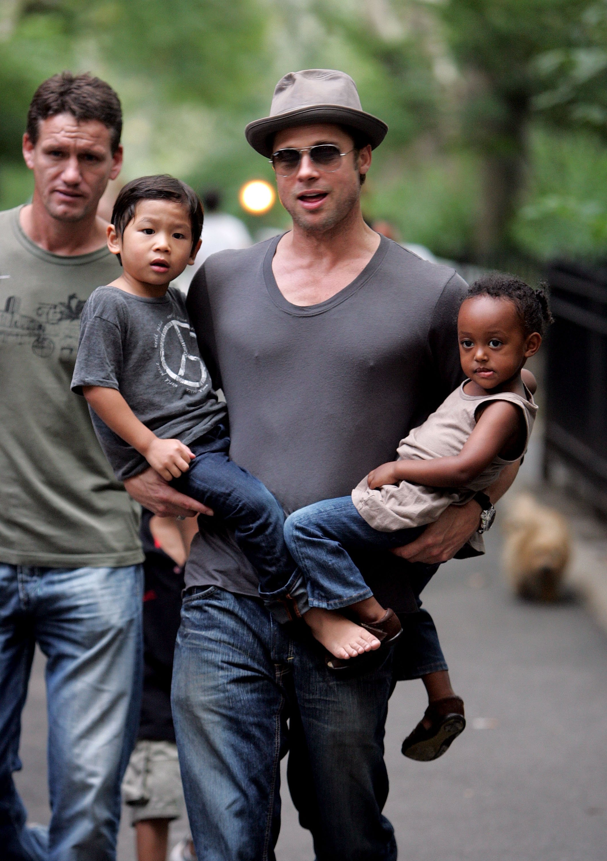 Brad Pitt visita un patio de juegos con sus hijos Zahara Jolie-Pitt, Pax Jolie-Pitt y Maddox Jolie-Pitt en la ciudad de Nueva York City el 26 de agosto de 2007. | Foto: Getty Images