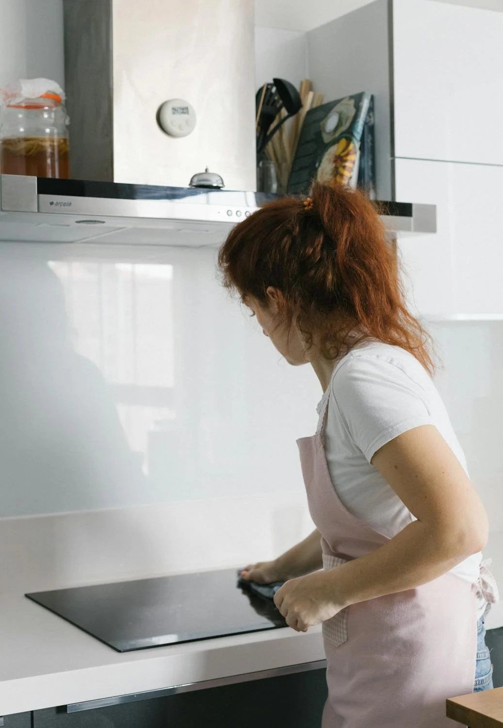 Una mujer limpiando su cocina | Fuente: Pexels