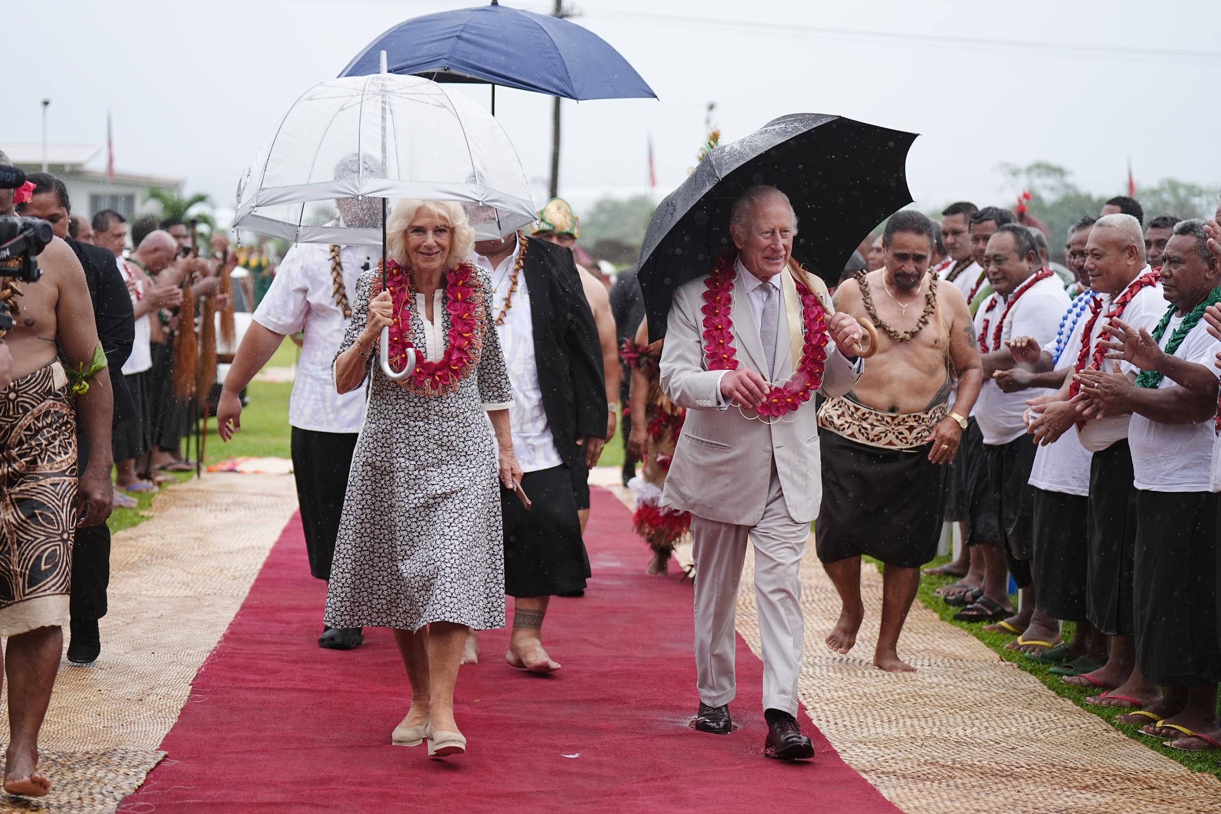 La reina Camilla y el rey Charles III llegando a la ceremonia de despedida | Fuente: Getty Images