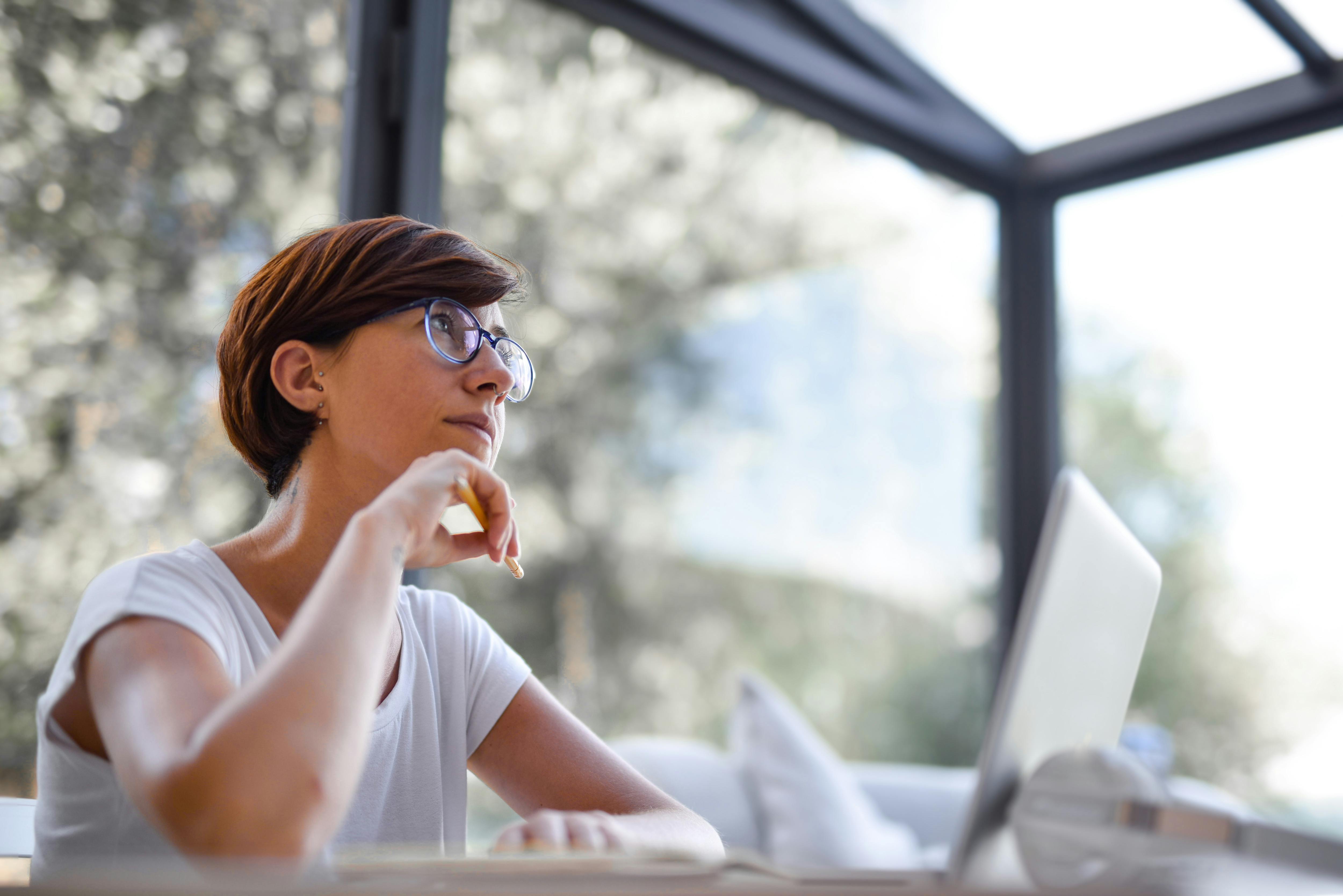 Una mujer sumida en sus pensamientos | Fuente: Pexels