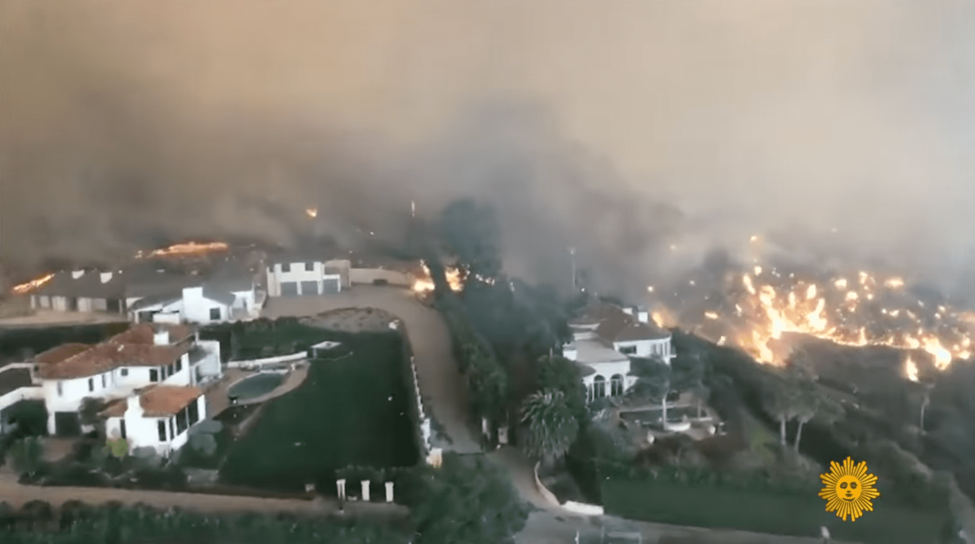 Una imagen de la casa de la familia de Sam Elliott incendiándose. | Foto: YouTube/CBS Sunday Morning