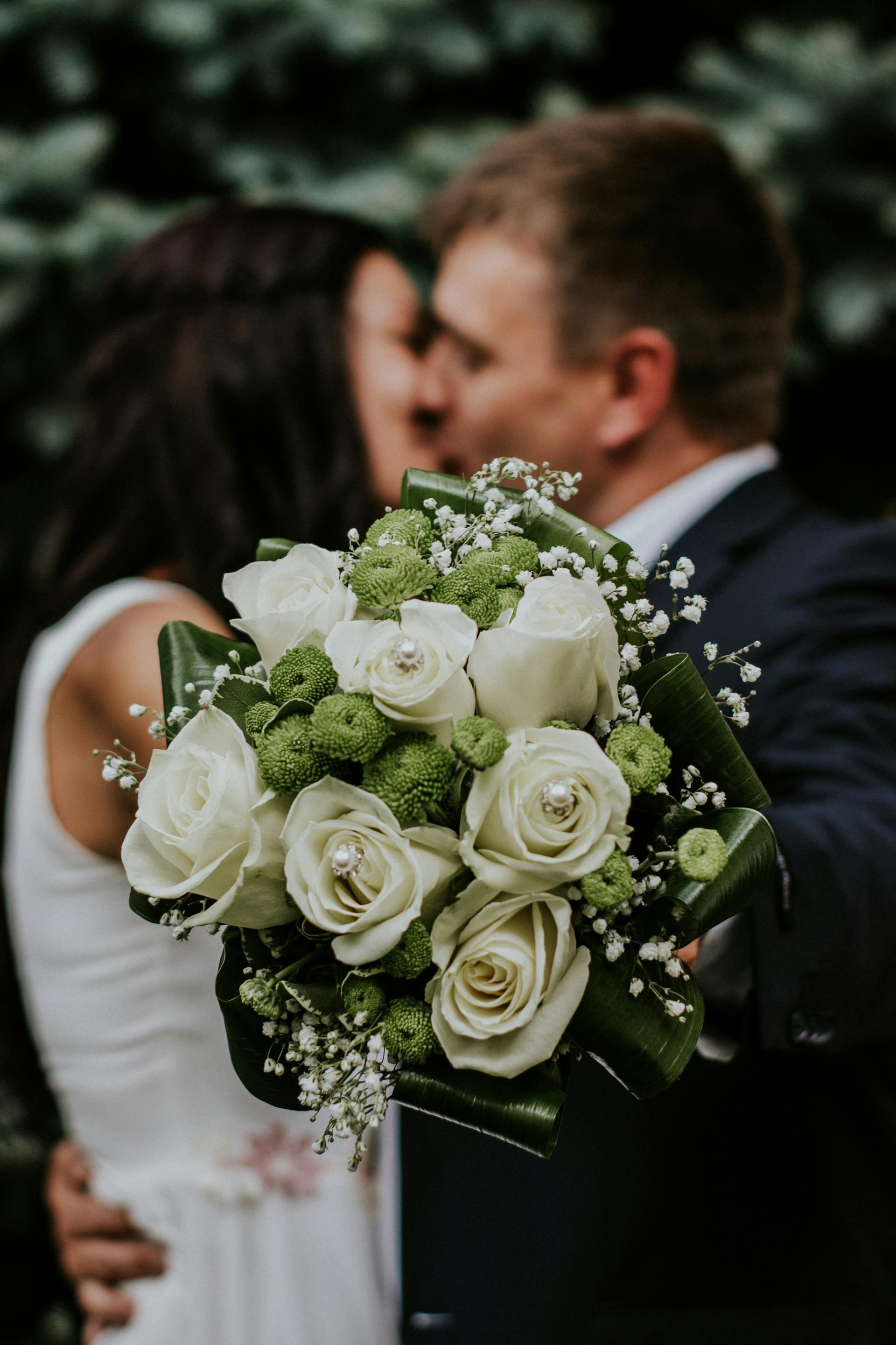 Un matrimonio besándose | Foto: Pexels