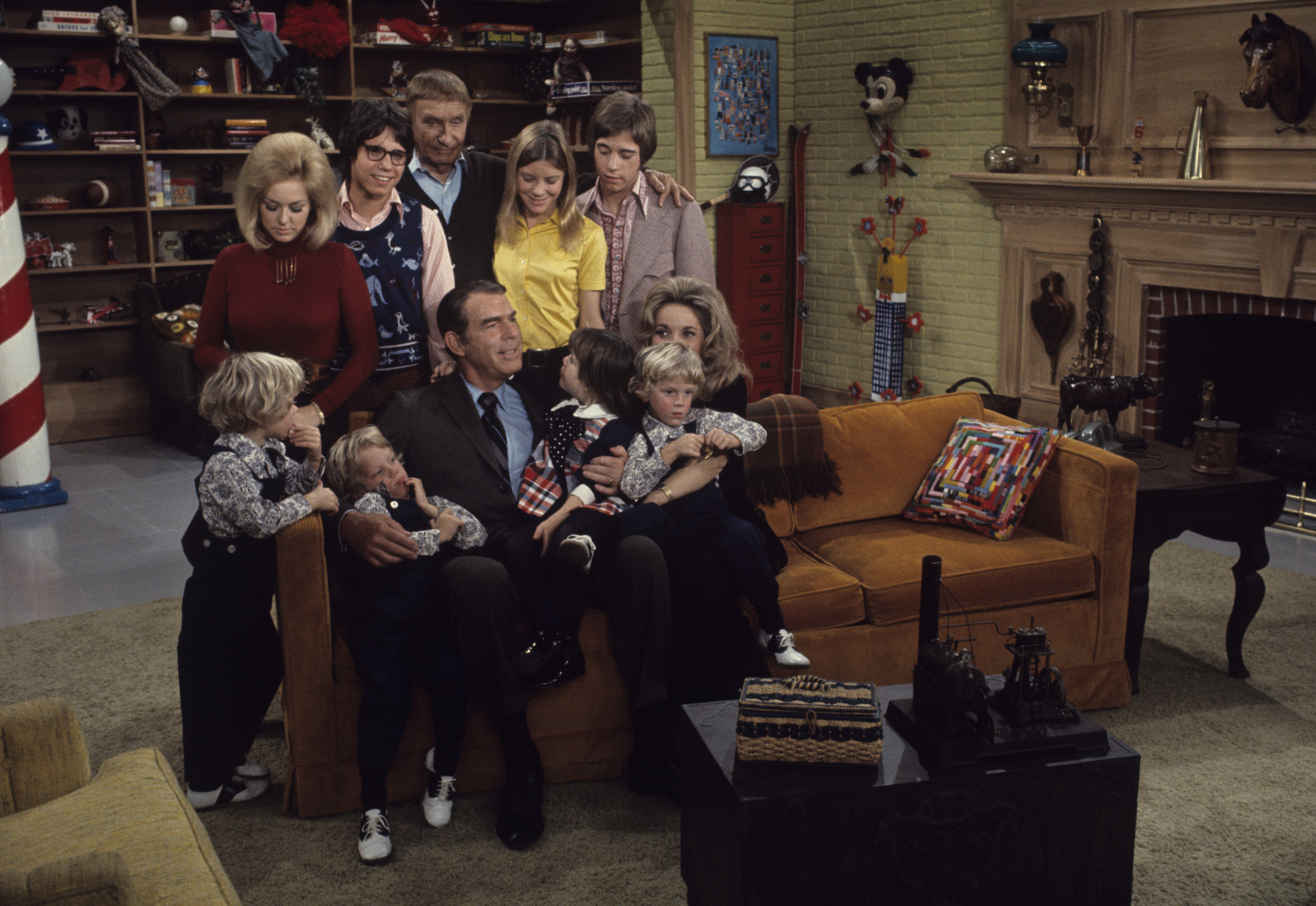 Una imagen sin fecha de un trilllizo, Tina Cole, Barry Livingston, segundo trillizo, Fred MacMurray, William Demarest, Ronnie Troup, Daniel Todd, Stanley Livingston, Dawn Lyn, Joseph Todd, Beverly Garland en el plató de "My Three Sons" | Fuente: Getty Images