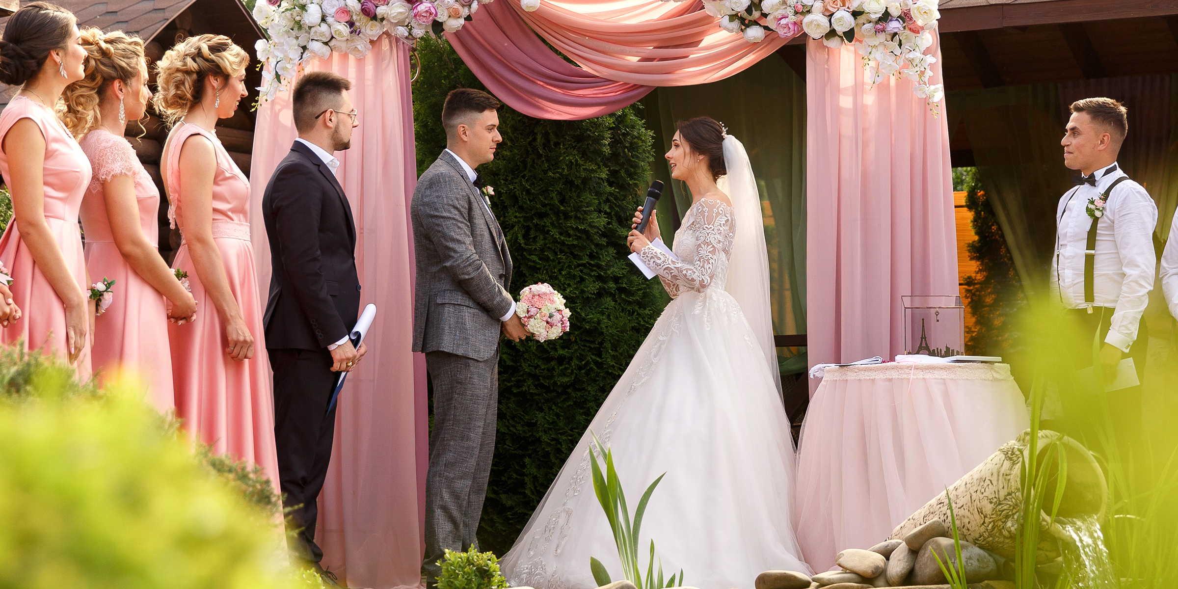 Una novia y un novio ante el altar | Fuente: Shutterstock