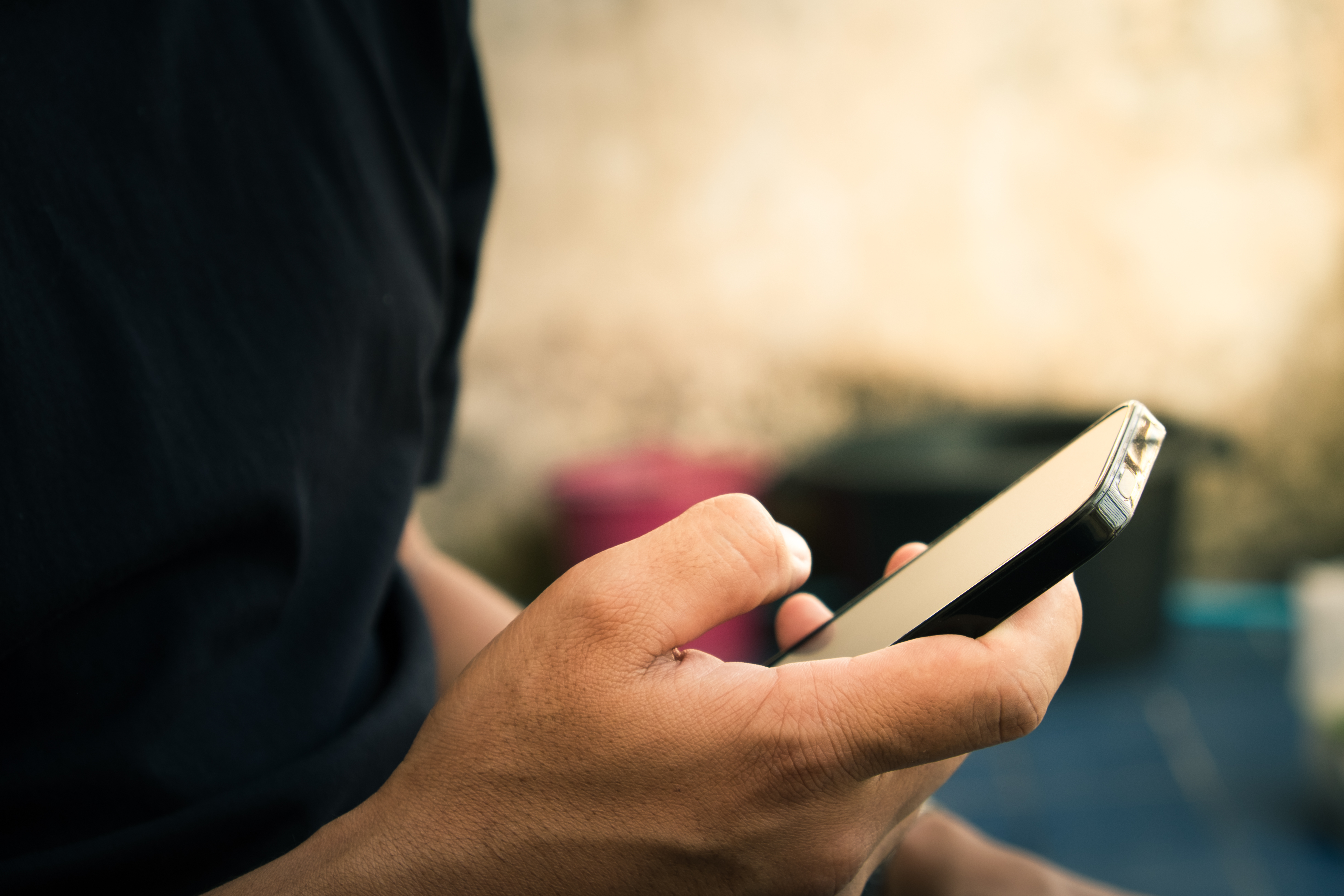 La mano de un hombre usando un teléfono para enviar mensajes de texto. | Foto: Shutterstock