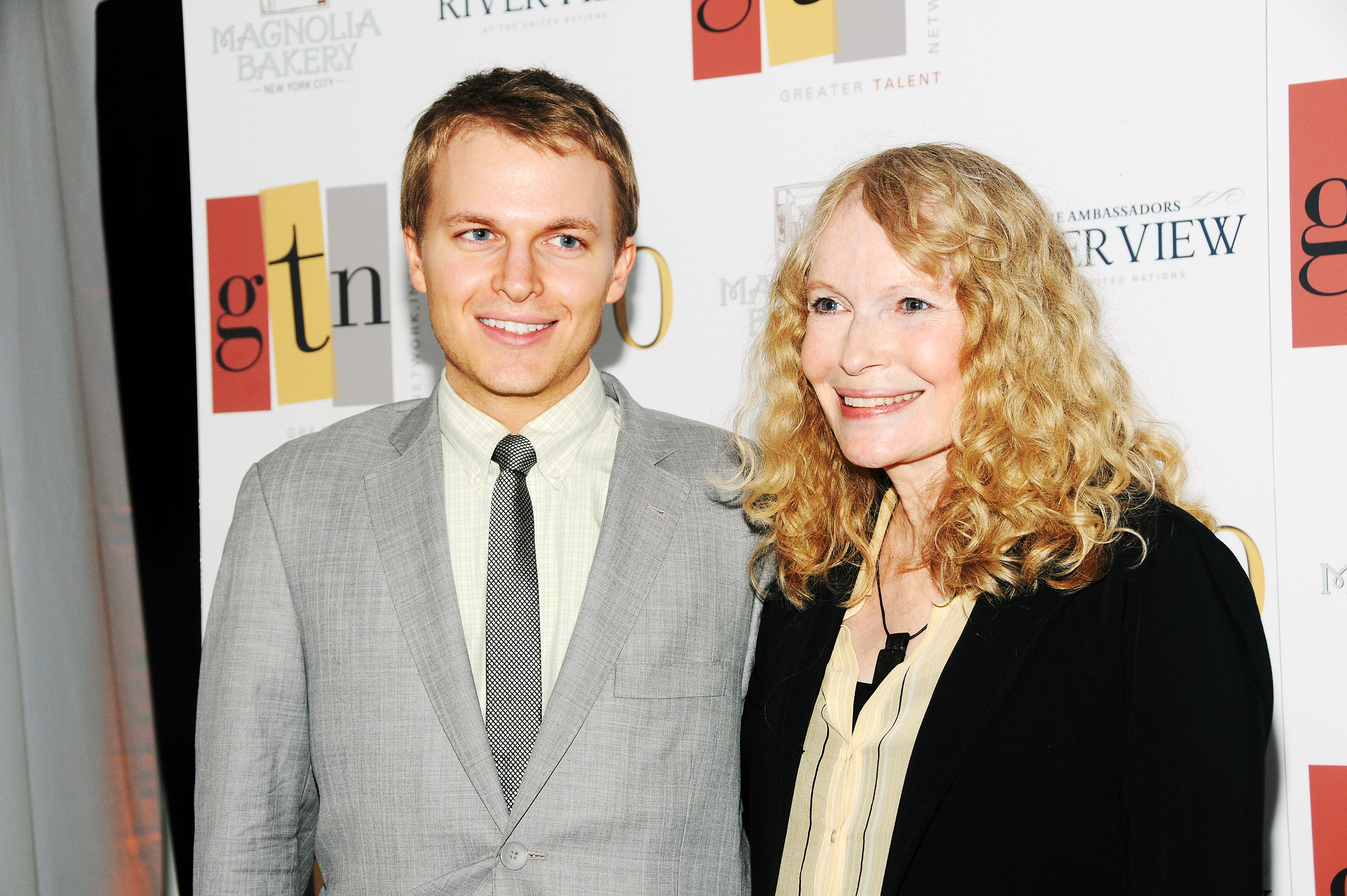 Ronan Farrow y Mia Farrow asisten al 30 aniversario de la Red de Grandes Talentos en las Naciones Unidas en Nueva York, el 2 de mayo de 2012. | Fuente: Getty Images