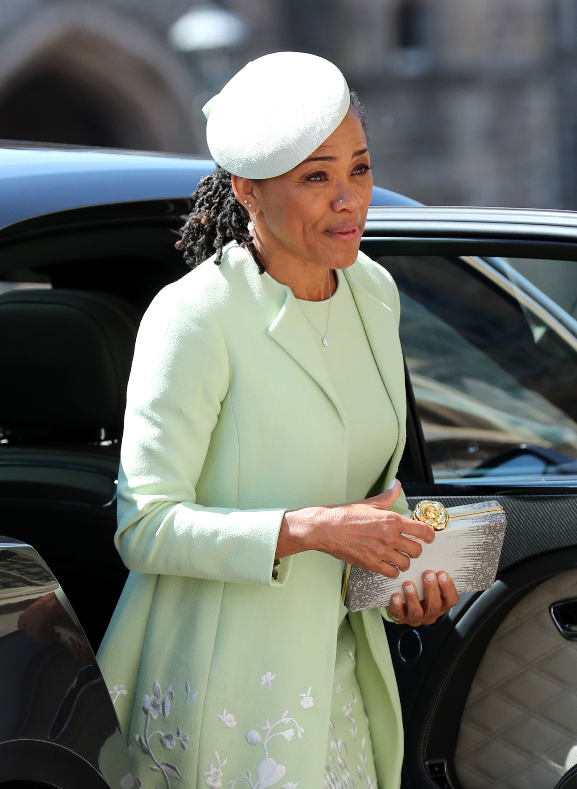 Doria Ragland llega a la Capilla de San Jorge en el Castillo de Windsor antes de la boda del Príncipe Harry con Meghan Markle el 19 de mayo de 2018 en Windsor, Inglaterra. | Imagen: Getty Images/GlobalImagesUkraine