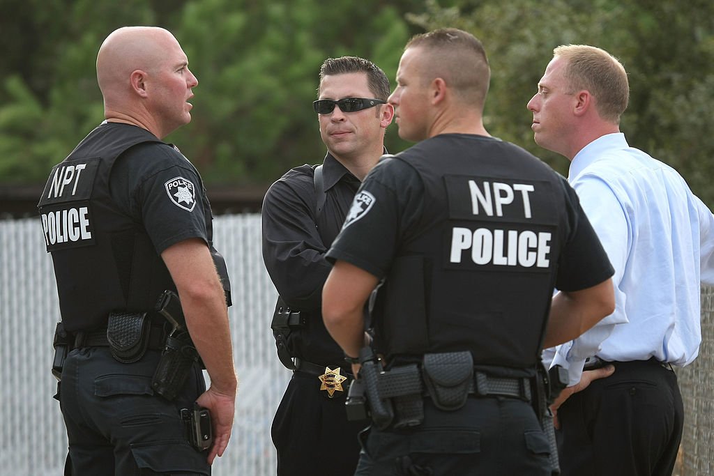 Agentes de la policía de California frente a la casa de Phillip Garrido mientras registran la propiedad el 28 de agosto de 2009 en Antioch, California. | Imagen: Getty Images