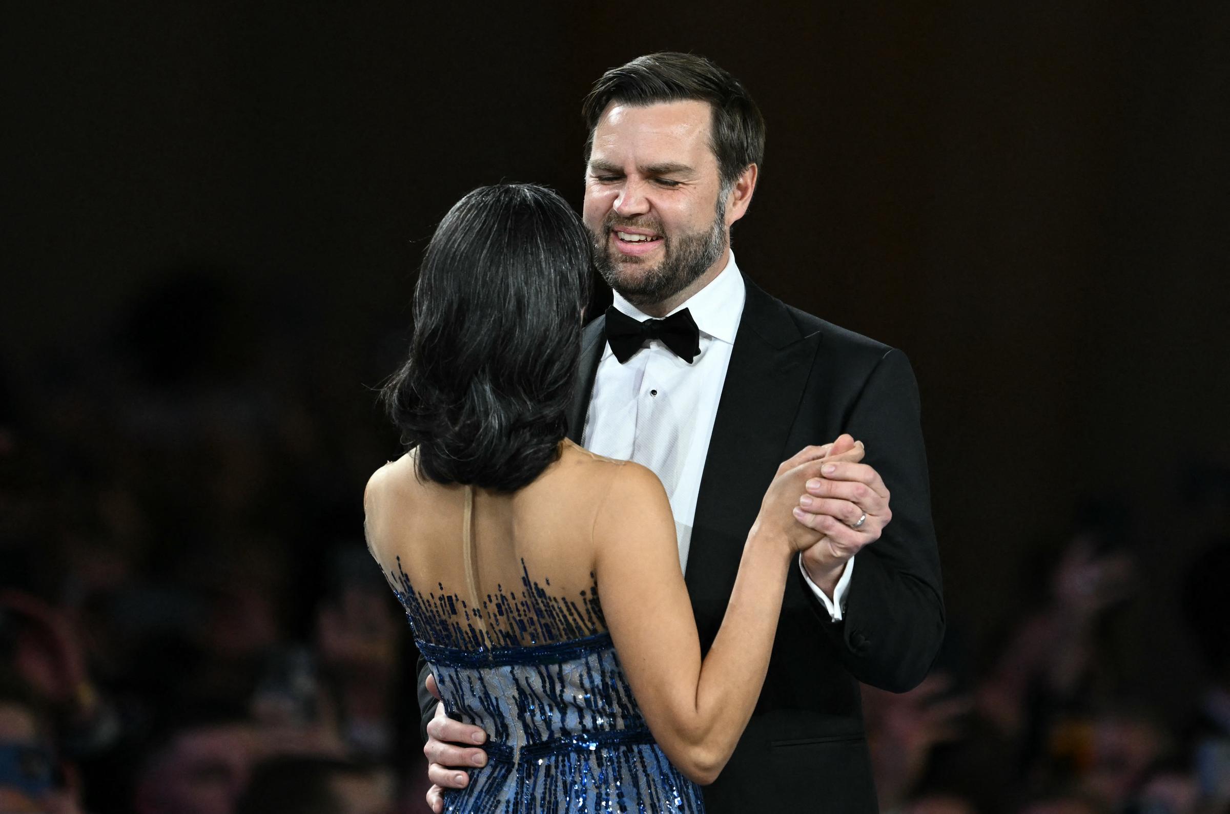 El vicepresidente J.D. Vance y su esposa Usha bailando durante el baile inaugural del Comandante en Jefe | Fuente: Getty Images