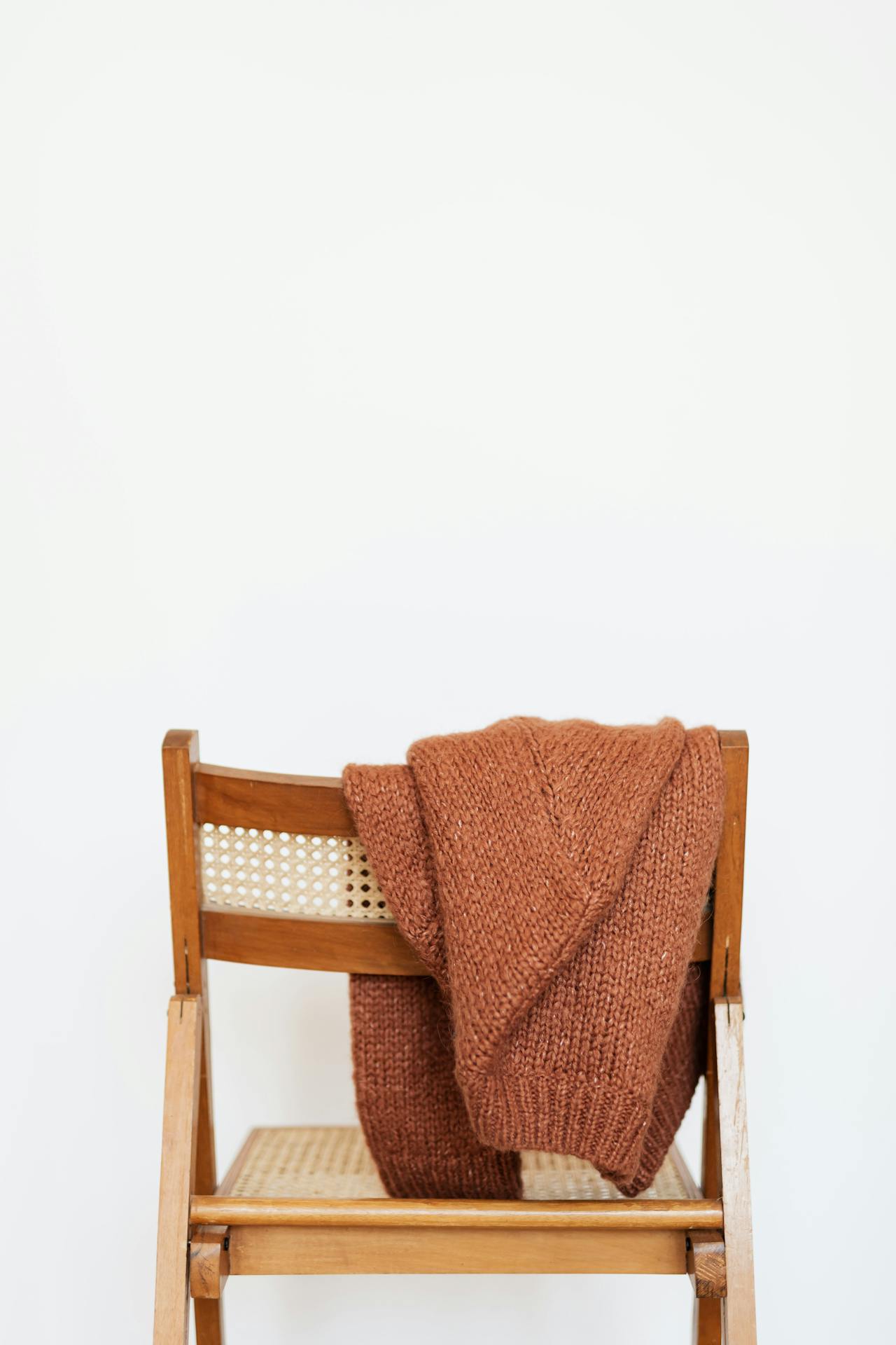 Una rebeca sobre una silla | Fuente: Pexels