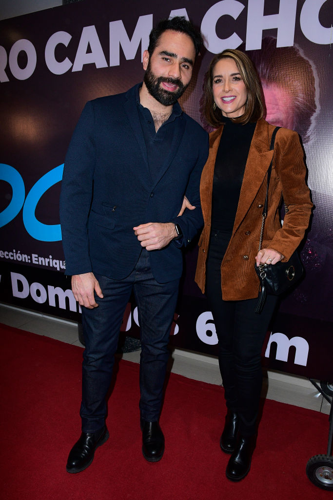 Marcos Montero y Susana González posan para una fotografía durante la alfombra roja la primera noche de la obra 'La Virgen Loca' en el Teatro 11 de Julio el 16 de enero de 2023 en la Ciudad de México, México. | Fuente: Getty Images