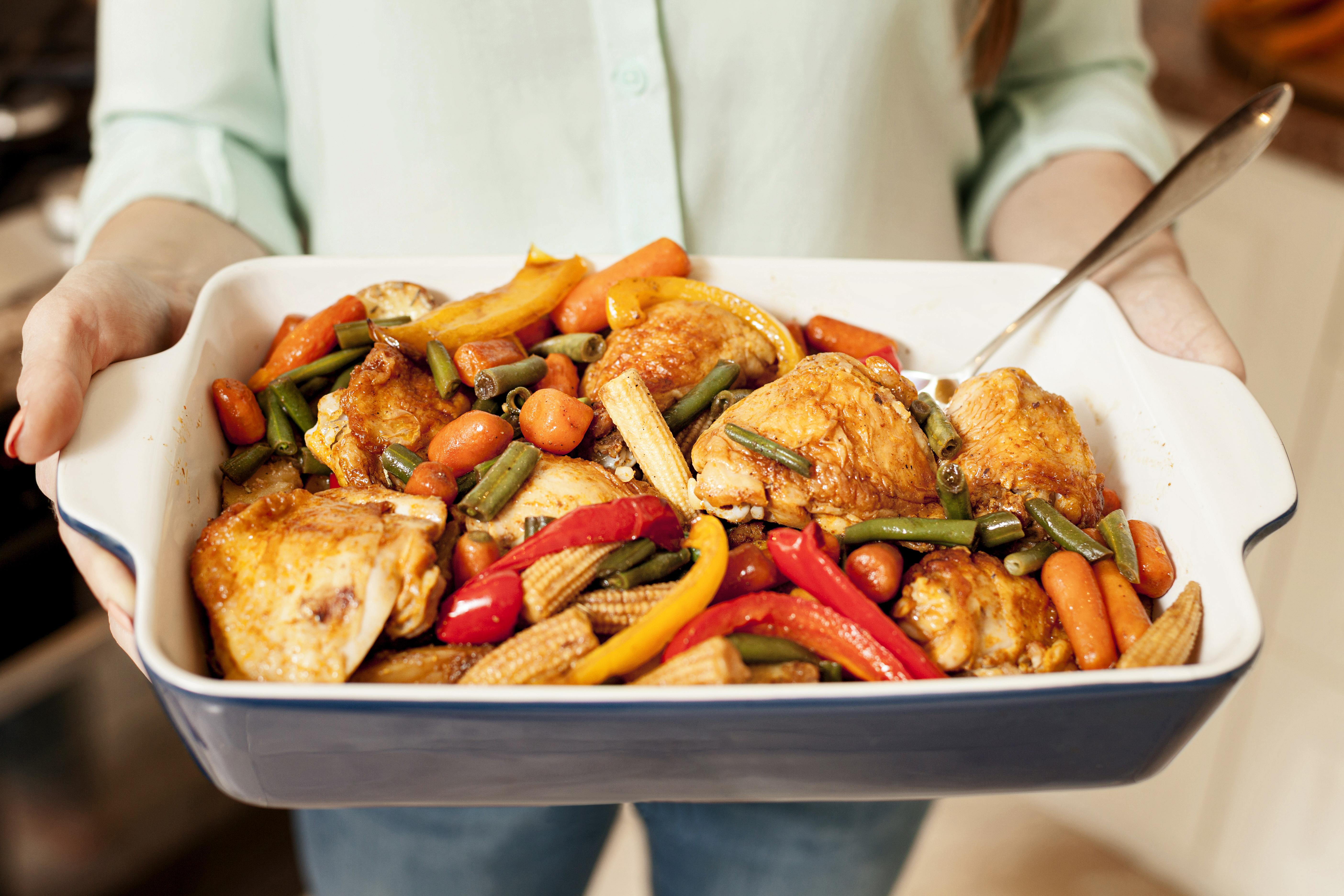 Una mujer preparando la cena | Fuente: Freepik