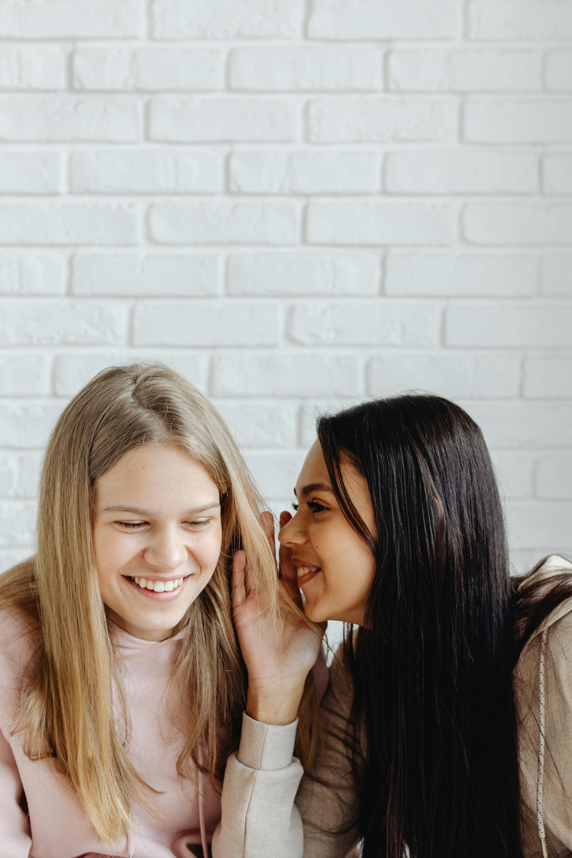 Dos chicas adolescentes sonriendo | Fuente: Pexels