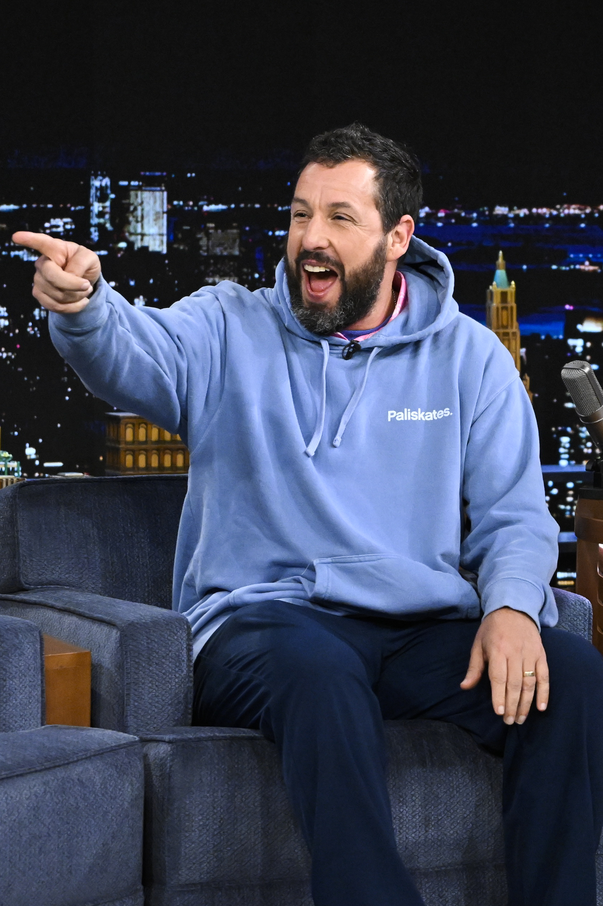 Adam Sandler en "The Tonight Show" protagonizado por Jimmy Fallon, el 1 de diciembre de 2022. | Foto: Getty Images