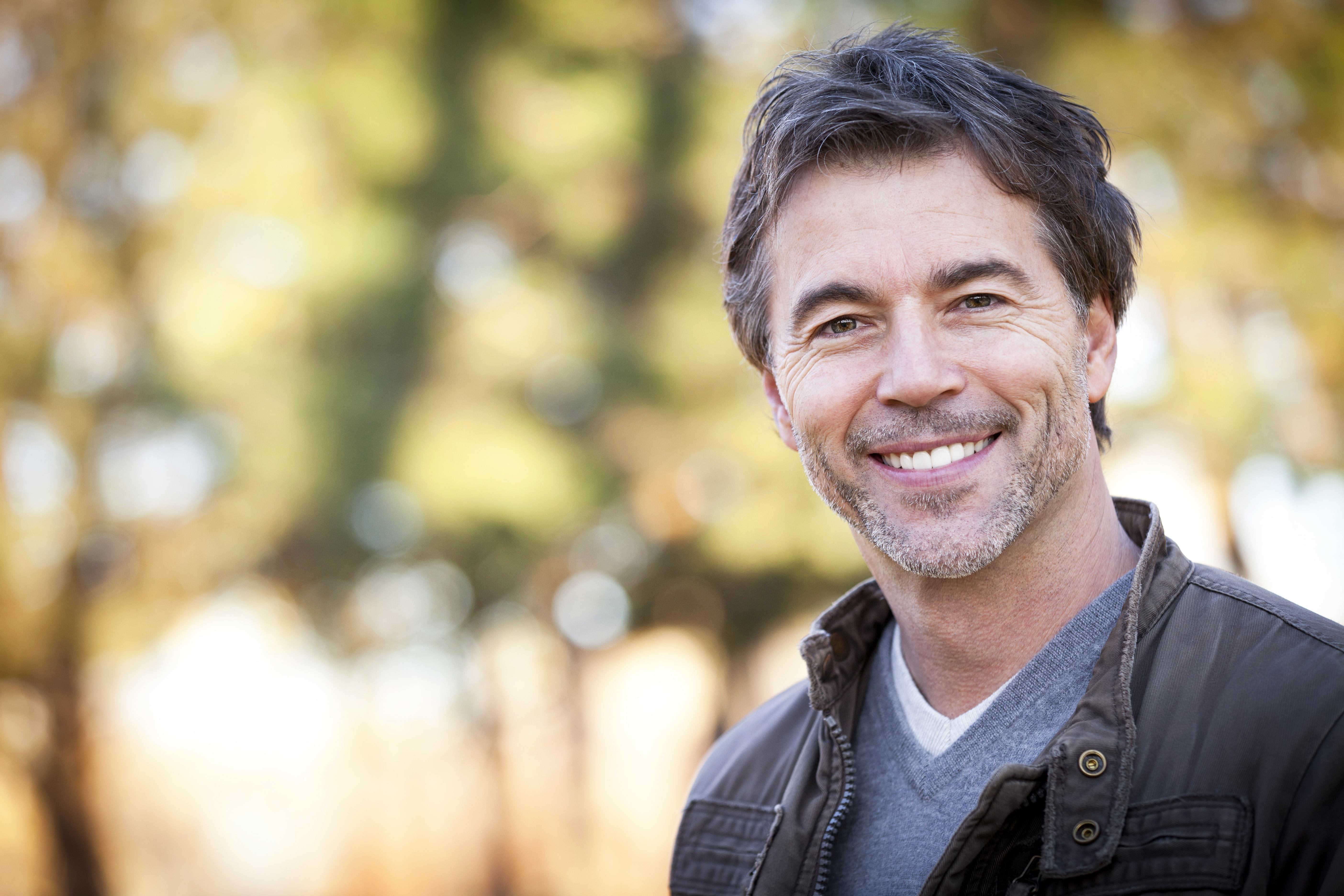 Un hombre sonriendo | Fuente: Shutterstock