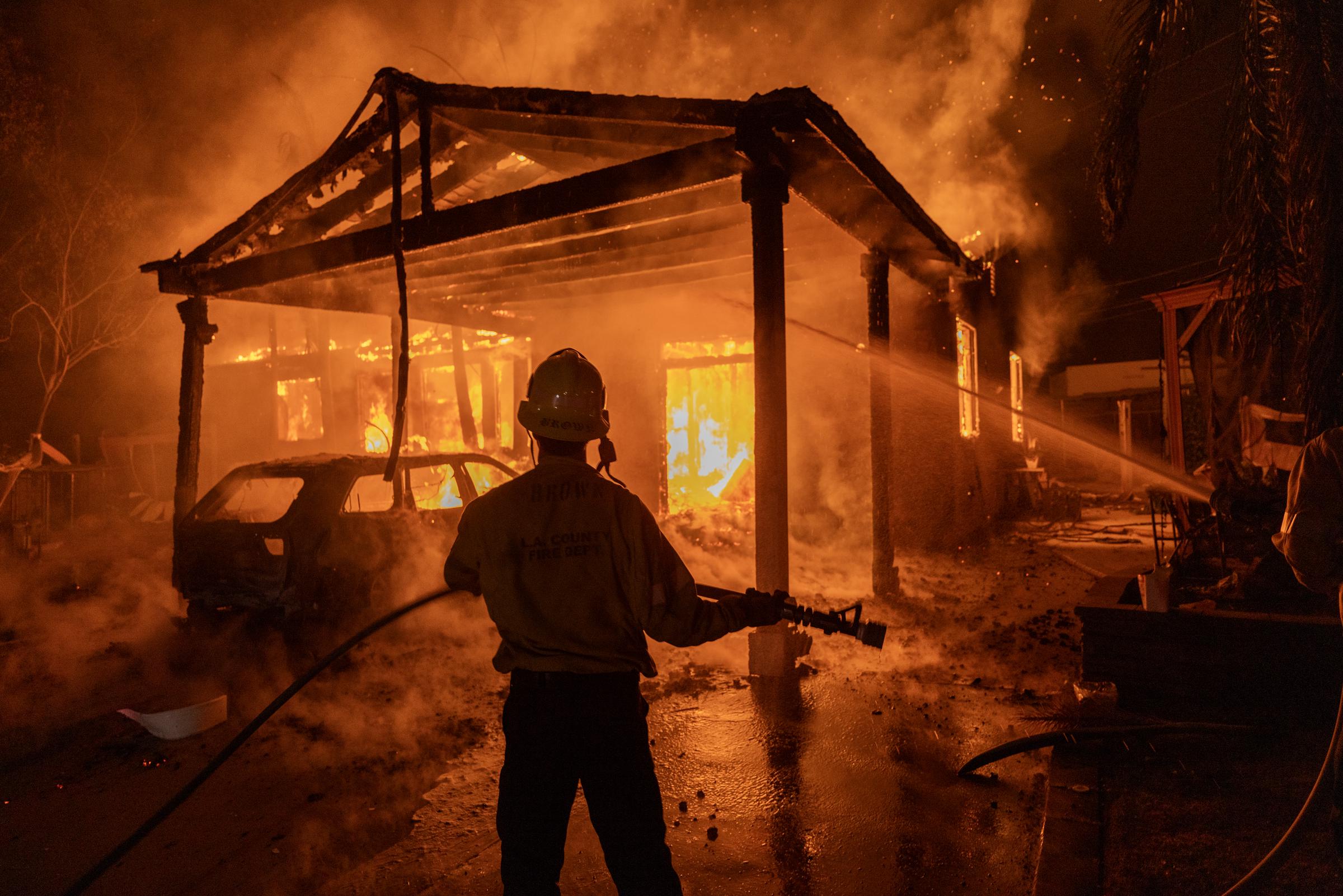 Los bomberos luchan contra el incendio Eaton el 8 de enero de 2025, en Altadena, California | Fuente: Getty Images