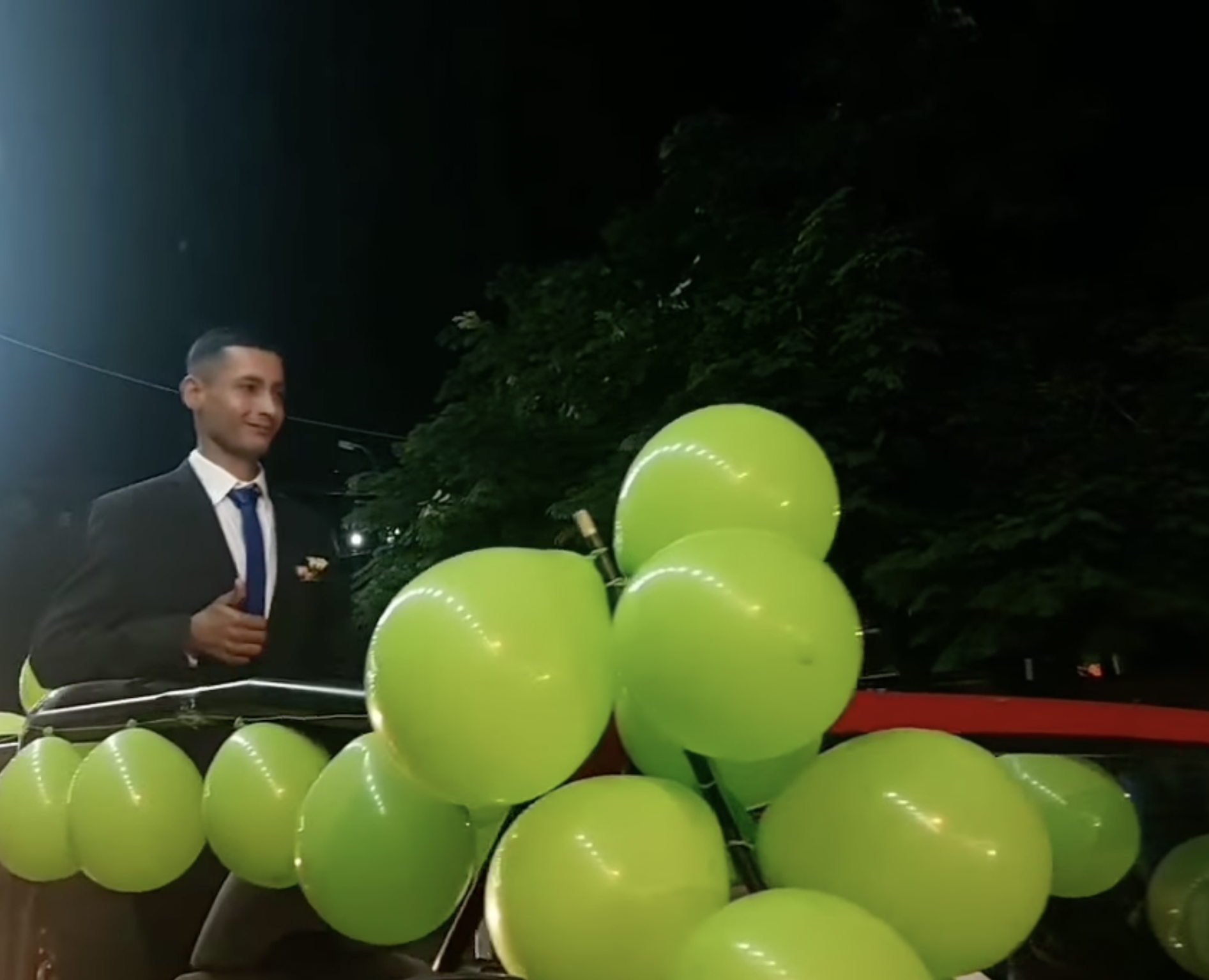 El novio Juan Portillo llega en un jeep adornado con globos verdes. | Foto: facebook.com/Aguaray-Press