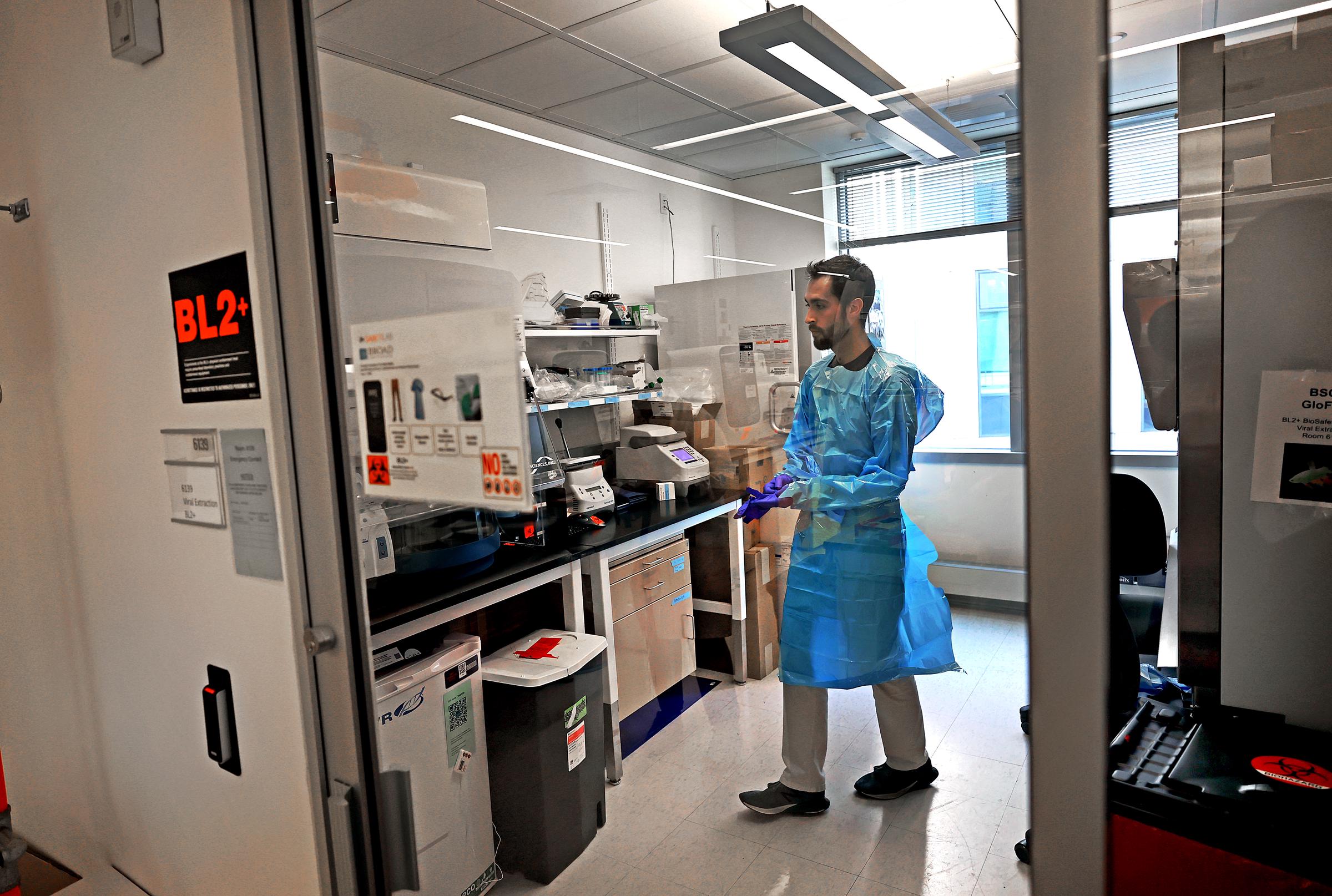 Jon Arizti Sanz, PhD, Postdoctoral Fellow analizando leche comprada en tiendas de comestibles de la zona para detectar la presencia de gripe aviar, en Cambridge, el 14 de mayo de 2024 | Fuente: Getty Images