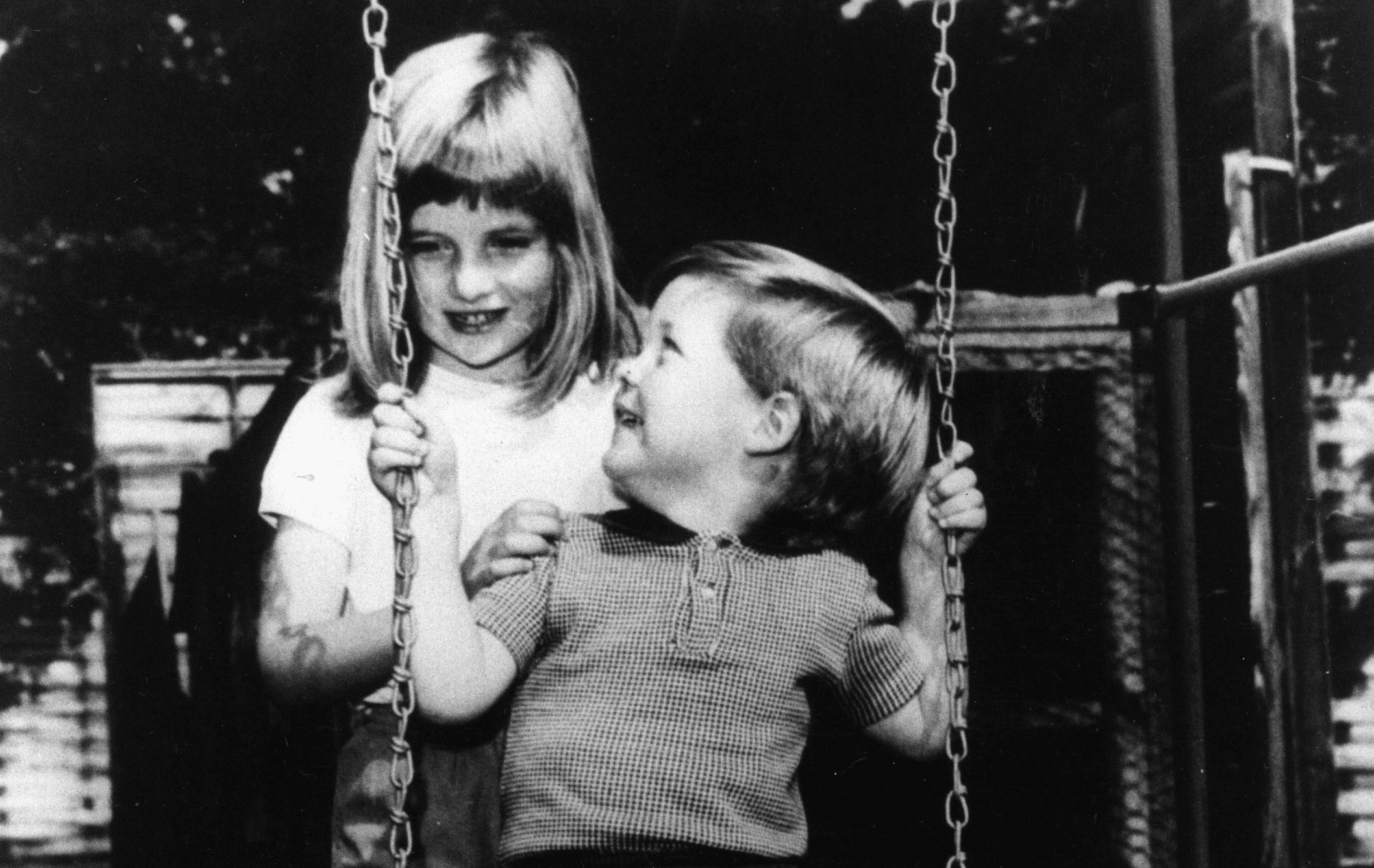 Diana Spencer jugando con su hermano Charles en los terrenos de Park House, Sandringham cuando tenía seis años. | Foto: Getty Images