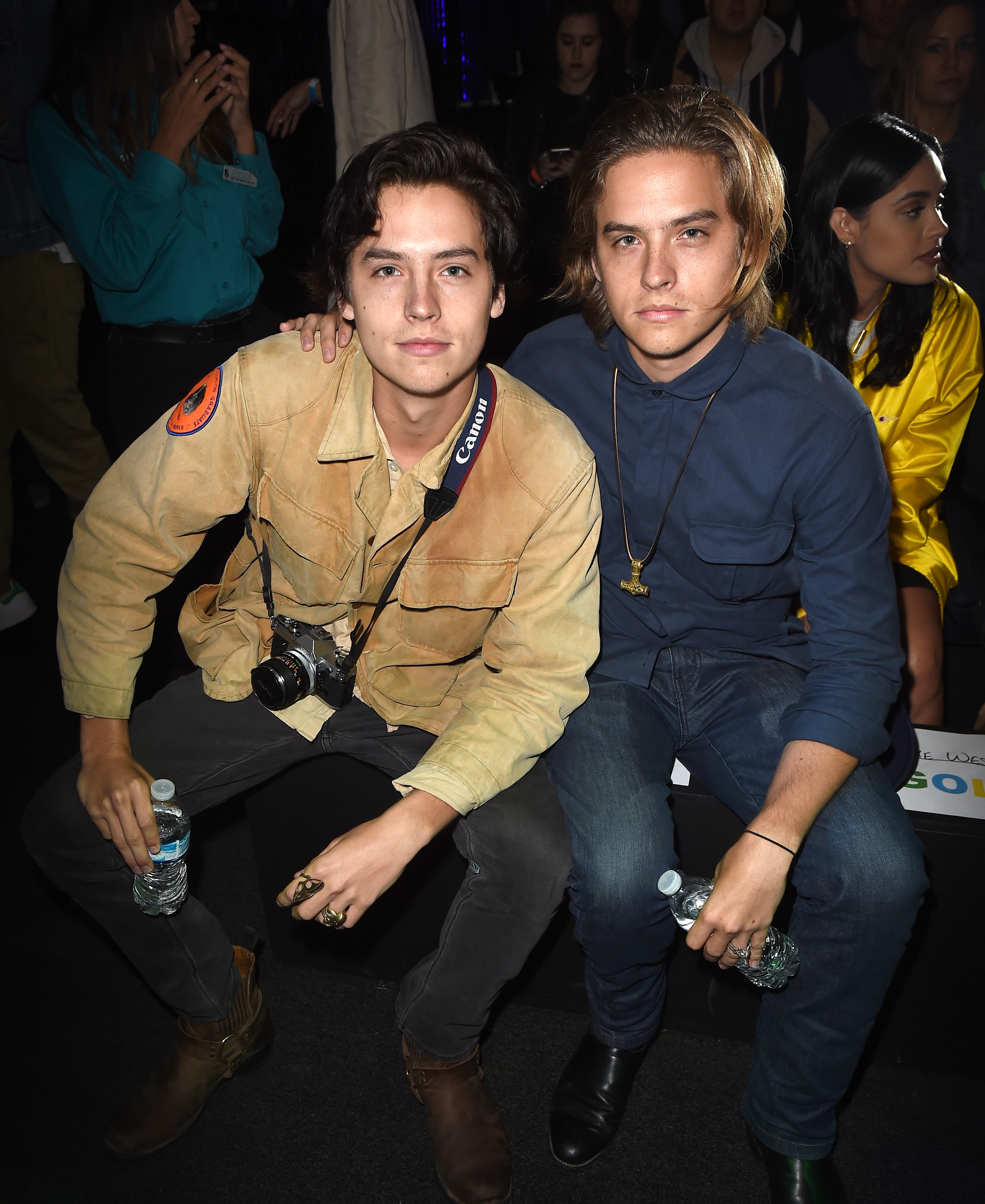 Cole y Dylan Sprouse en el desfile de Tyler, the Creator el 11 de junio de 2016, en Los Ángeles, California. | Fuente: Getty Images