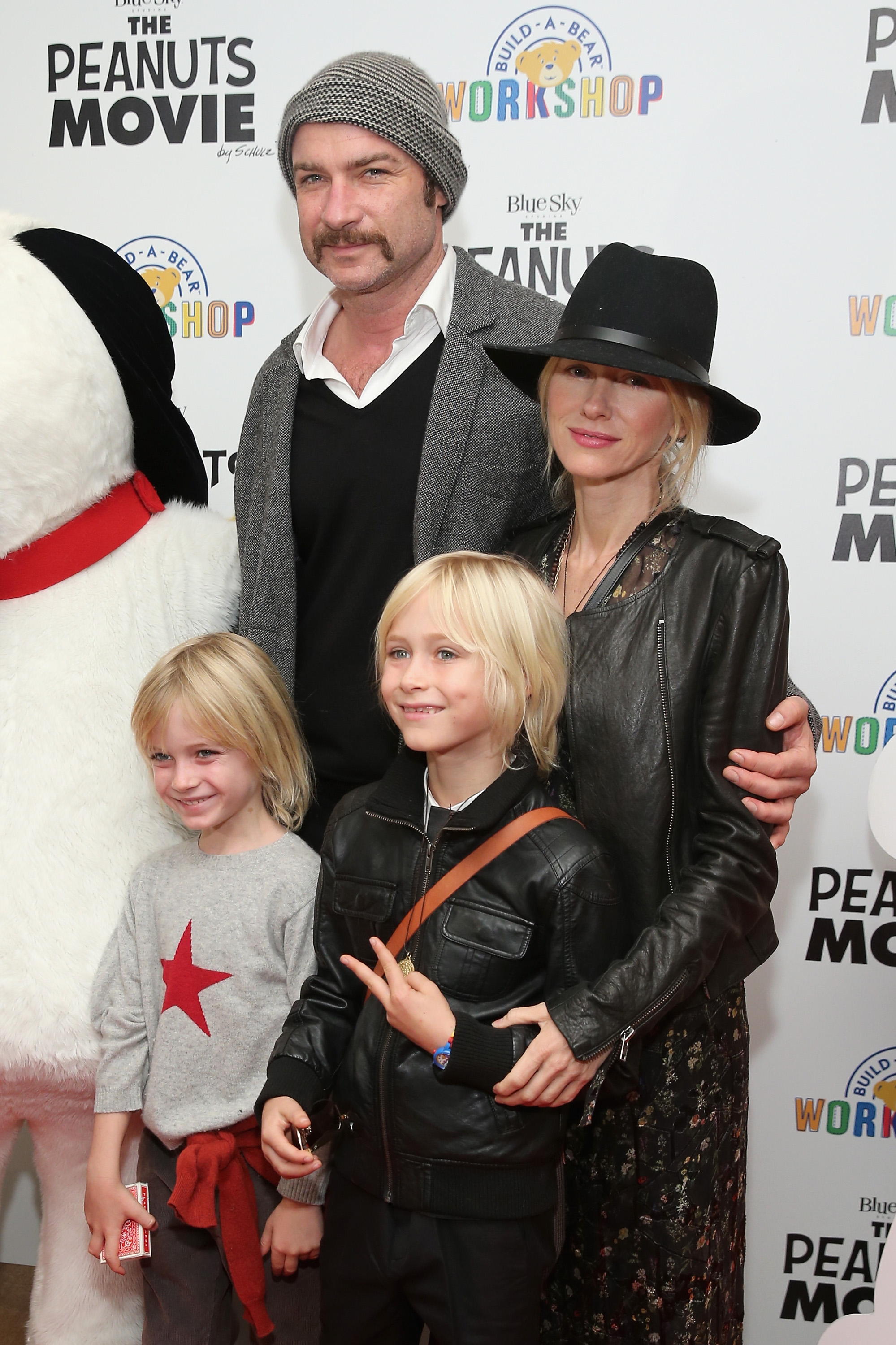 Naomi Watts y Liev Schreiber llevaron a sus hijos, Sasha y Kai, a una proyección especial de "The Peanuts Movie" en Nueva York en 2015. La salida familiar ocurrió menos de un año antes de que la pareja anunciara el fin de su relación de 11 años. | Fuente: Getty Images