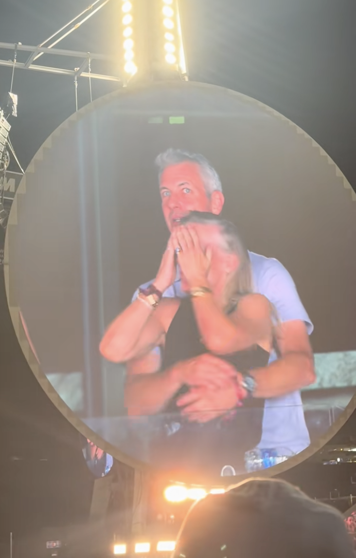 Kristin Cabot oculta su rostro al descubrirse en la gran pantalla con el director general de Astronomer, Andy Byron, durante el concierto de Coldplay en Boston el 16 de julio de 2025 | Fuente: TikTok/@instaagraace