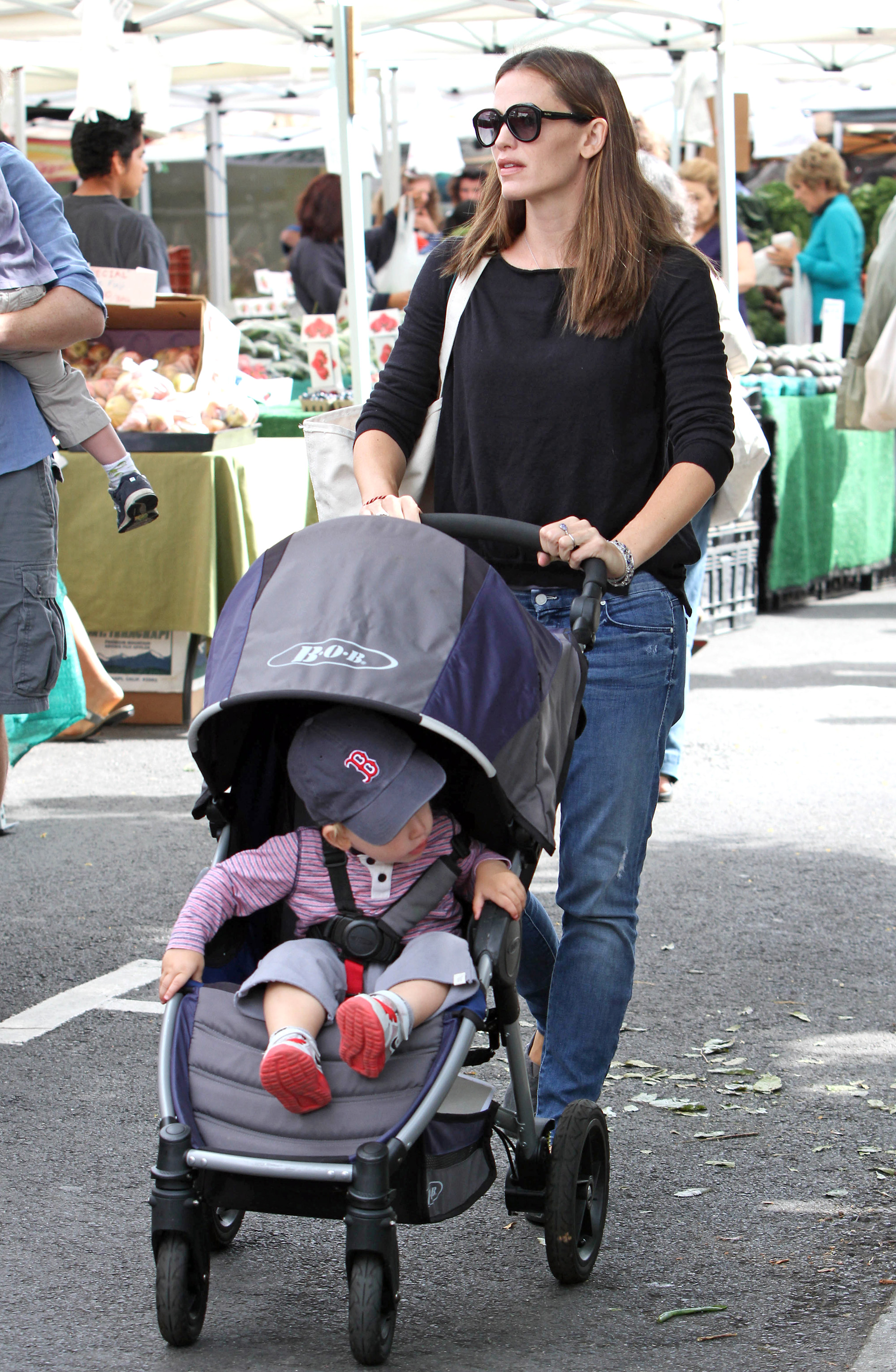 Jennifer Garner pasea con Samuel Garner Affleck en un mercado público el 11 de agosto de 2013, en Los Ángeles, California | Fuente: Getty Images