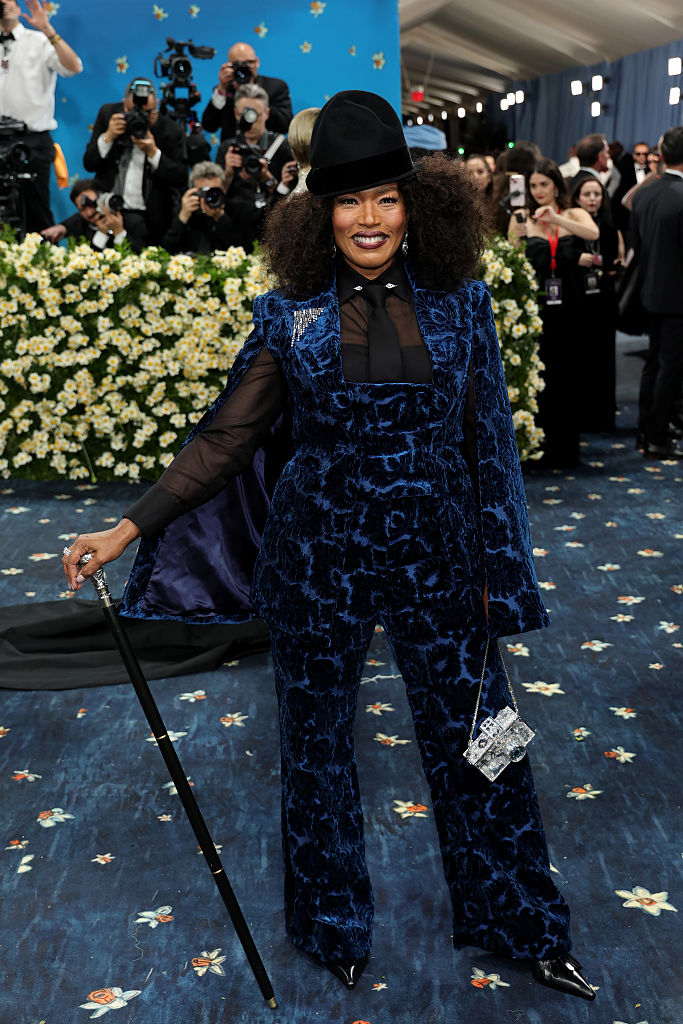 En la Met Gala 2025, celebrada el 5 de mayo, Angela Bassett llegó al Museo Metropolitano de Arte de Nueva York para asistir a una velada cuyo tema era "Superfine: Tailoring Black Style".