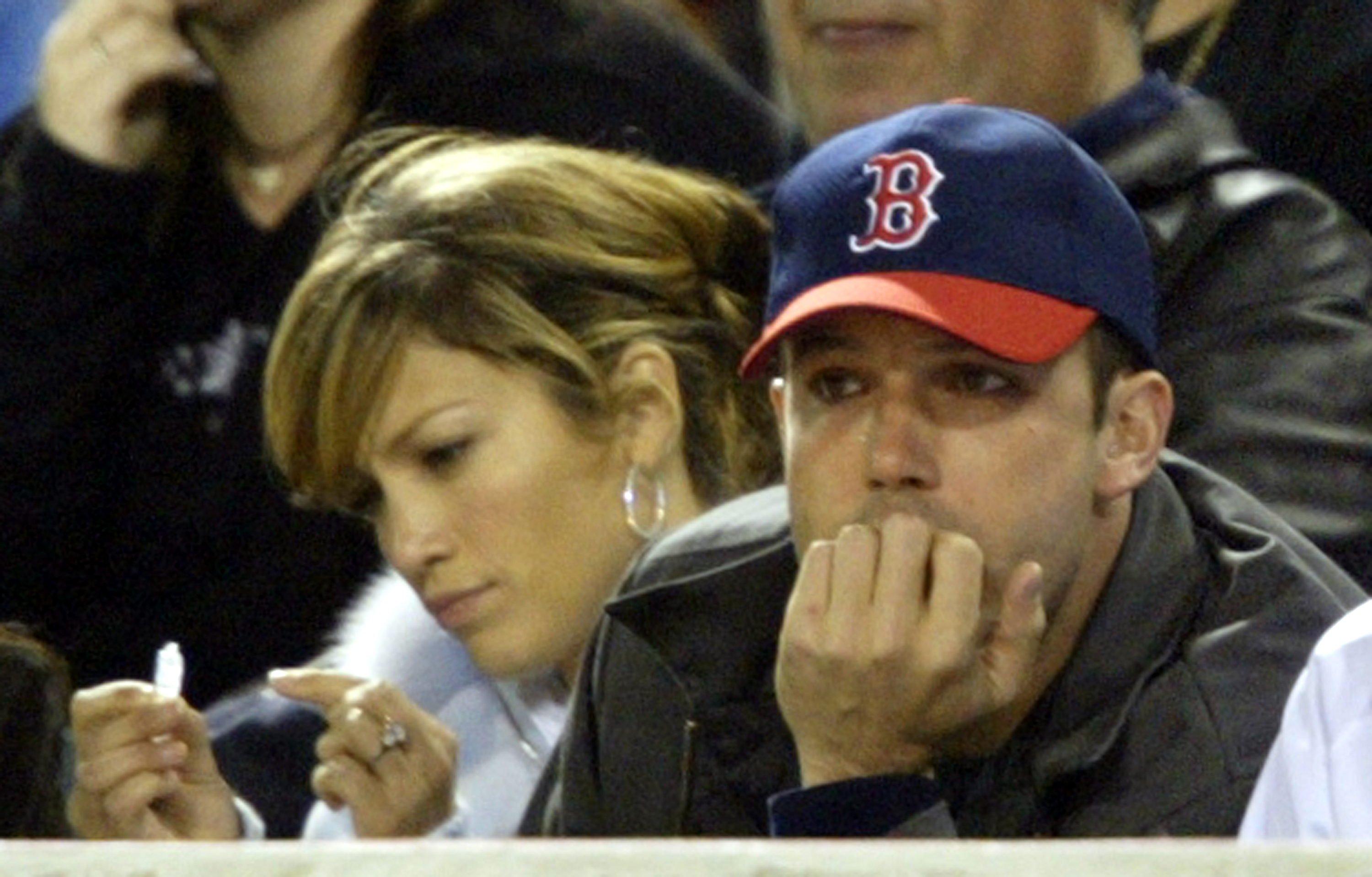 Jennifer Lopez y Ben Affleck durante un partido de béisbol el 27 de abril de 2003 en Anaheim, California. | Fuente: Getty Images